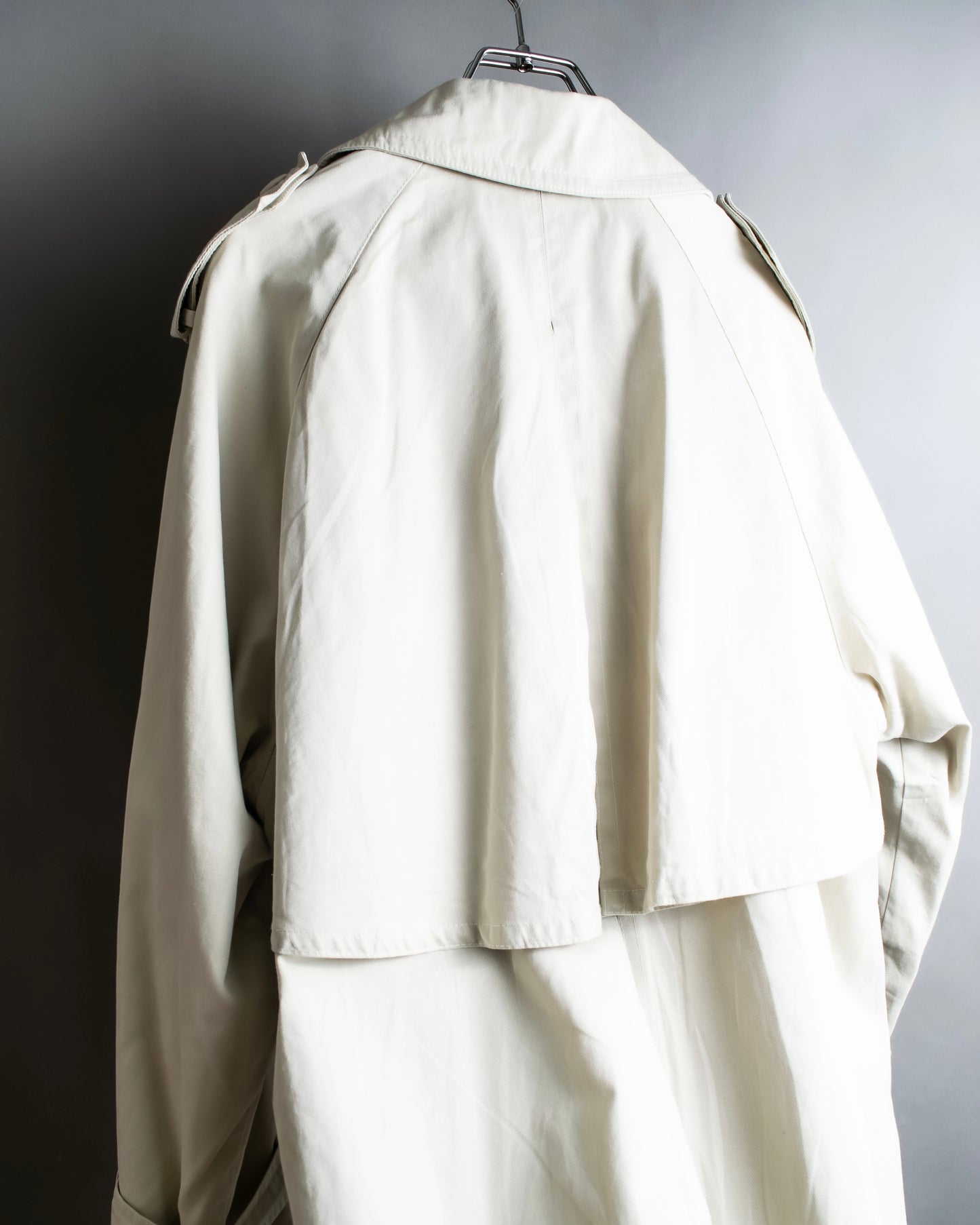 "MARILYN DE PEREL" Covered button detail  Ivory feminine trench coat