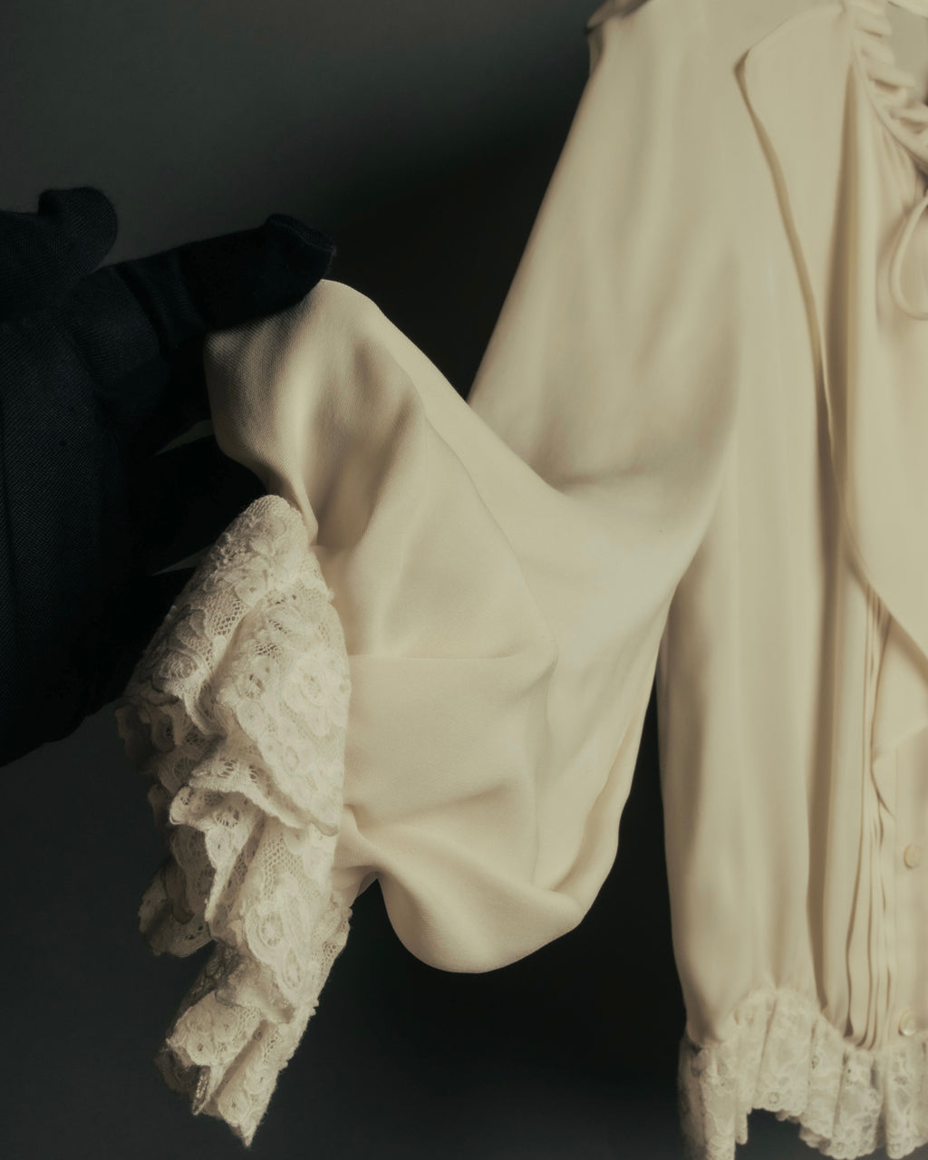 -SPECIAL- “VALENTINO” 1998-2008 Silk ruffled lace bow blouse