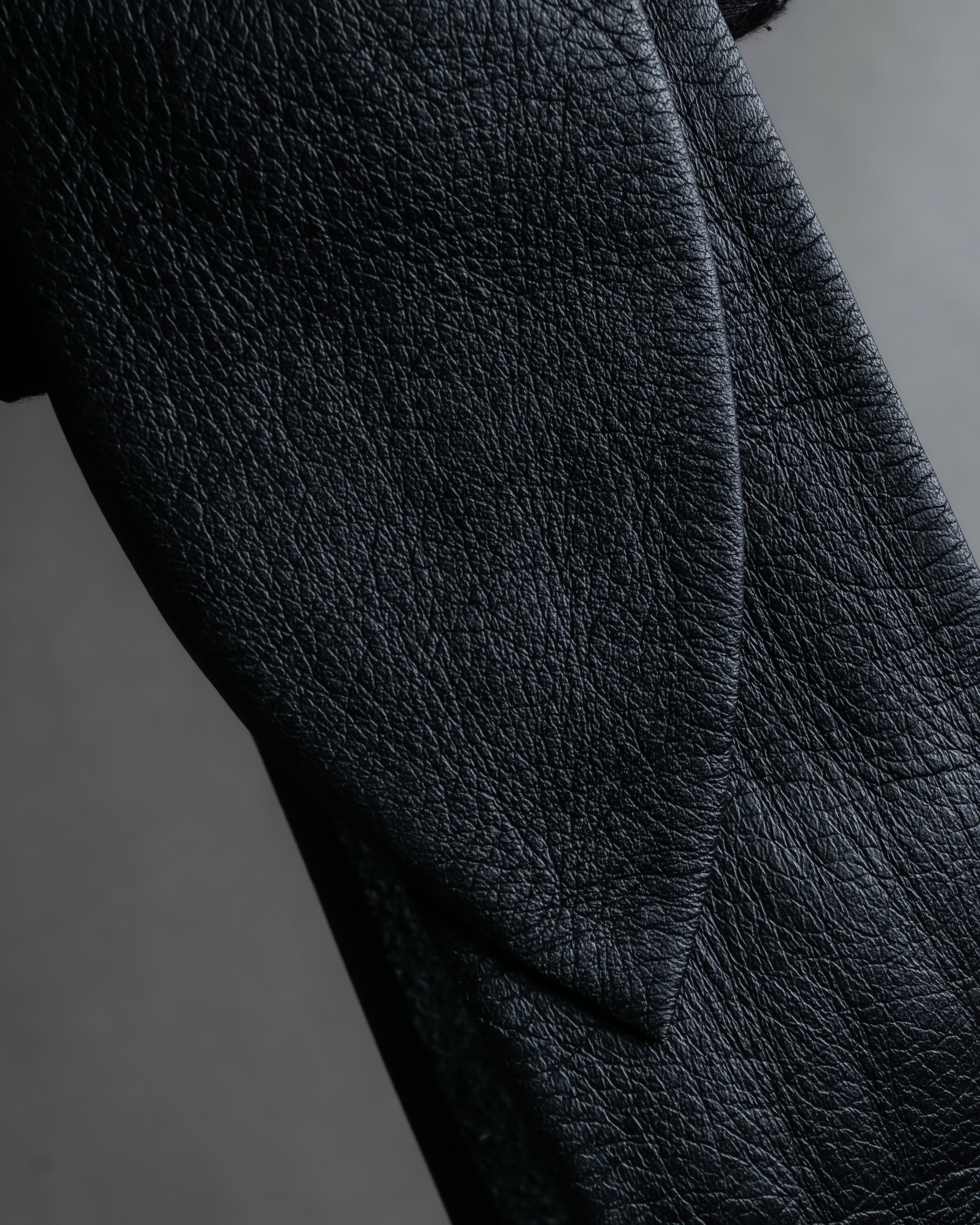 "BURBERRYS" Oval buckle design, supple leather belt