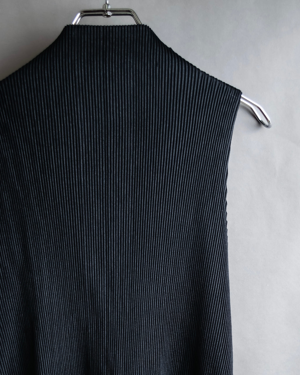 "PLEATS PLEASE ISSEY MIYAKE"
Narrow pleated sleeveless dress