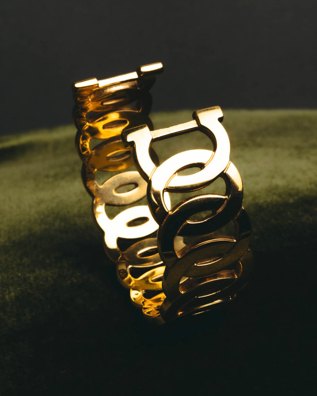 “Salvatore Ferragamo” 90’s-00’s Gancini motif gold bangle