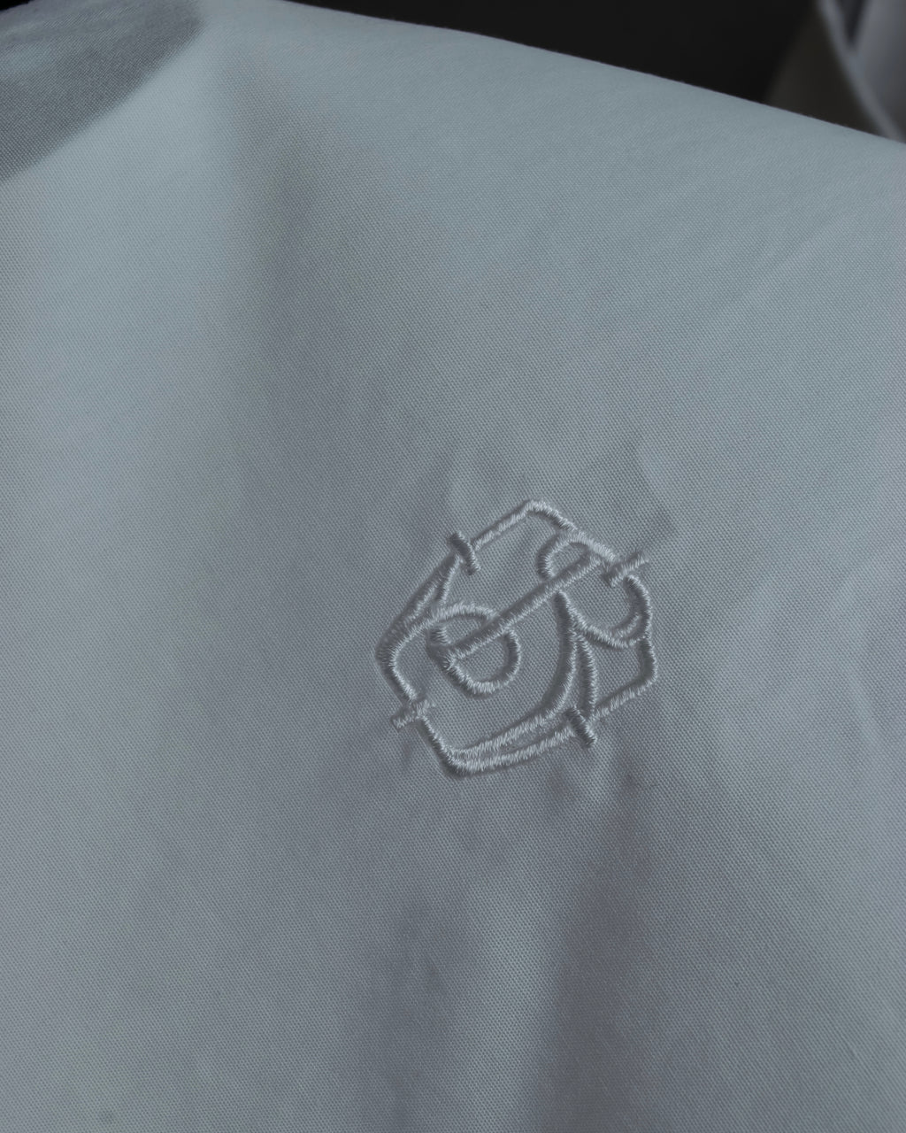 "BURBERRY" Wide collar embroidered emblem white shirt