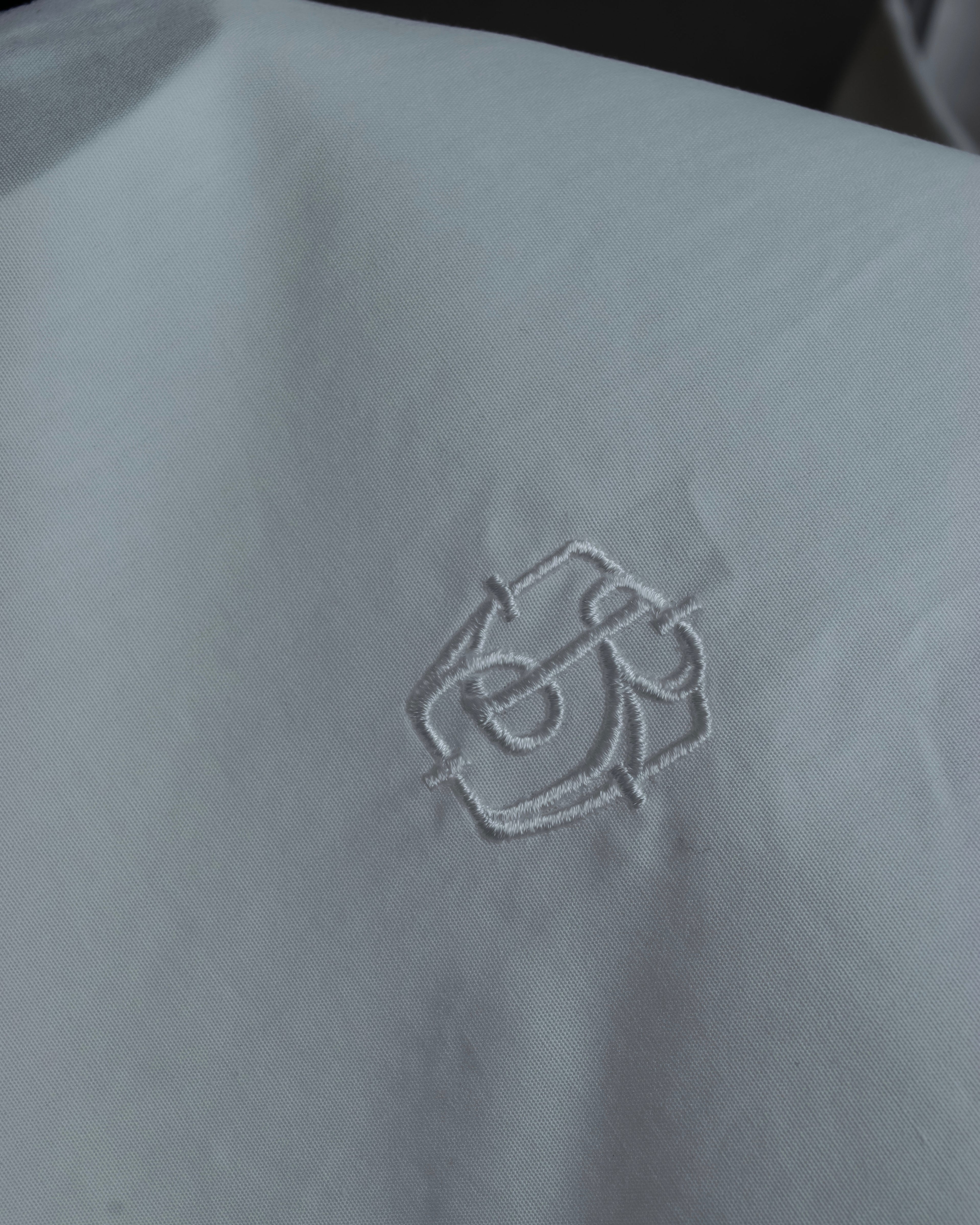 "BURBERRY" Wide collar embroidered emblem white shirt