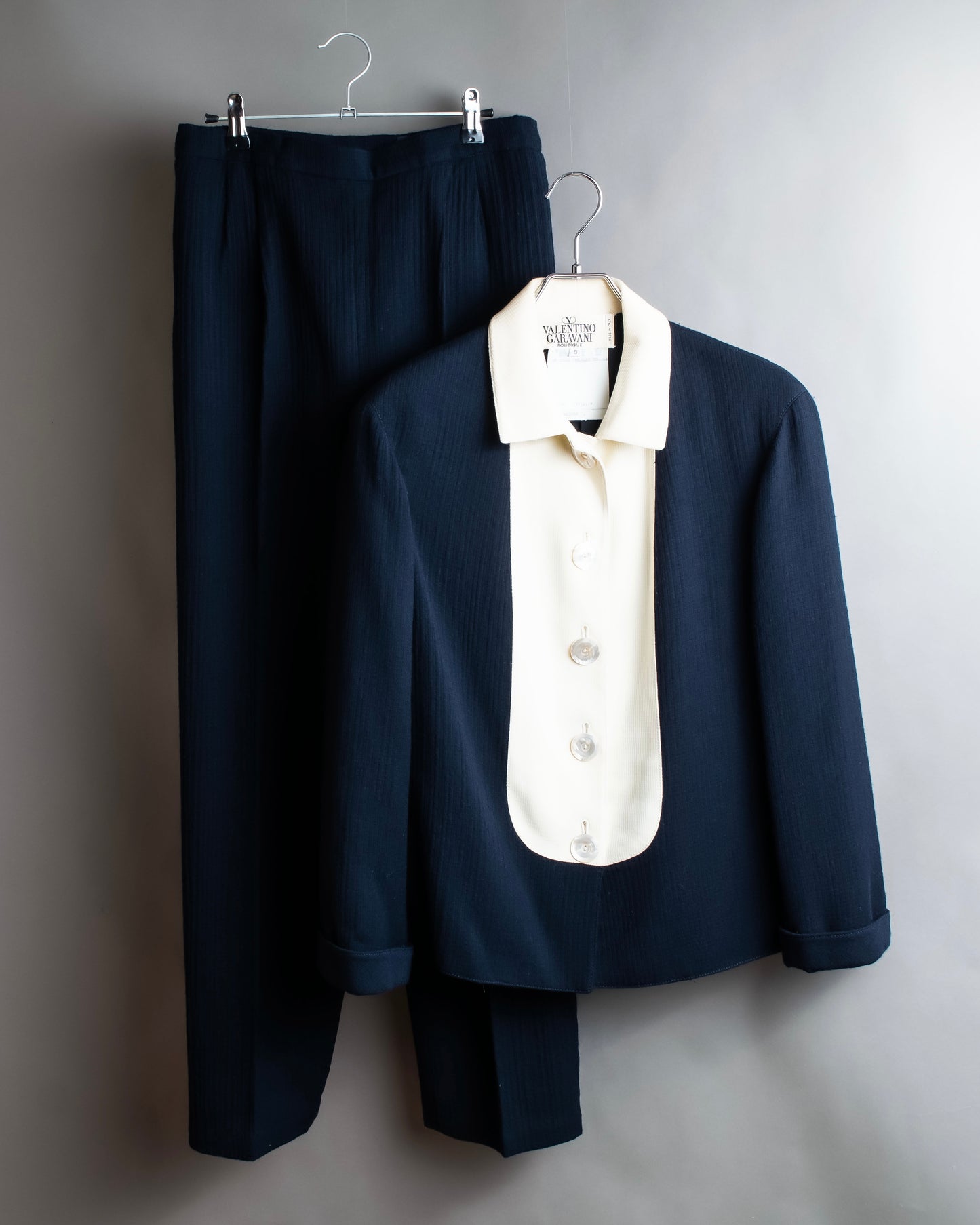 "VALENTINO GARAVANI BOUTIQUE"
Cleric design shirt jacket & tapered slacks set up