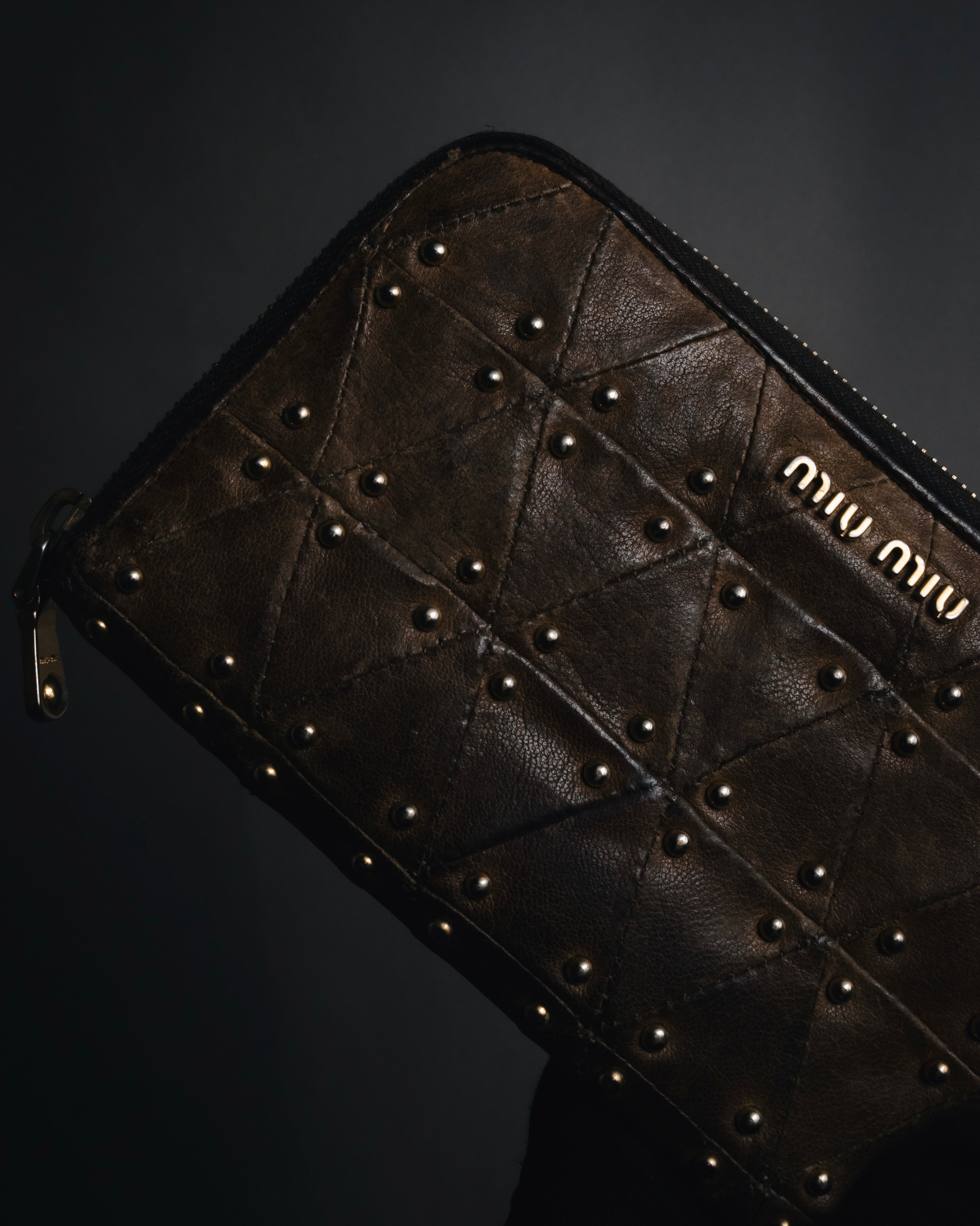 miu miu ブラック レザー ケース スタッズ 財布 ビンテージ MIU MIU (ミュウミュウ) - キルティング スタッズ ラウンドファスナー