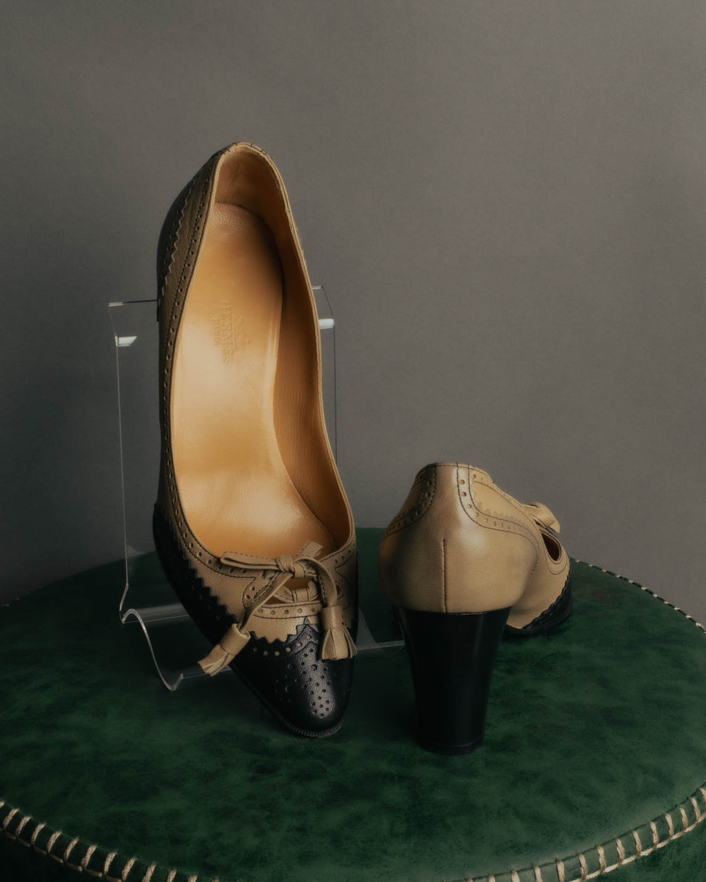 "HERMÈS" 80's-90's Classic bi-color leather tassel brogue pumps