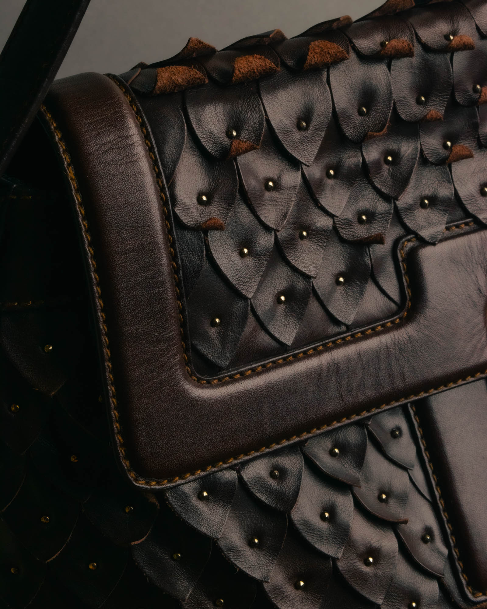 -SPECIAL- “Salvatore Ferragamo” 00’s-10’s Leather scale appliqué gancini shoulder bag