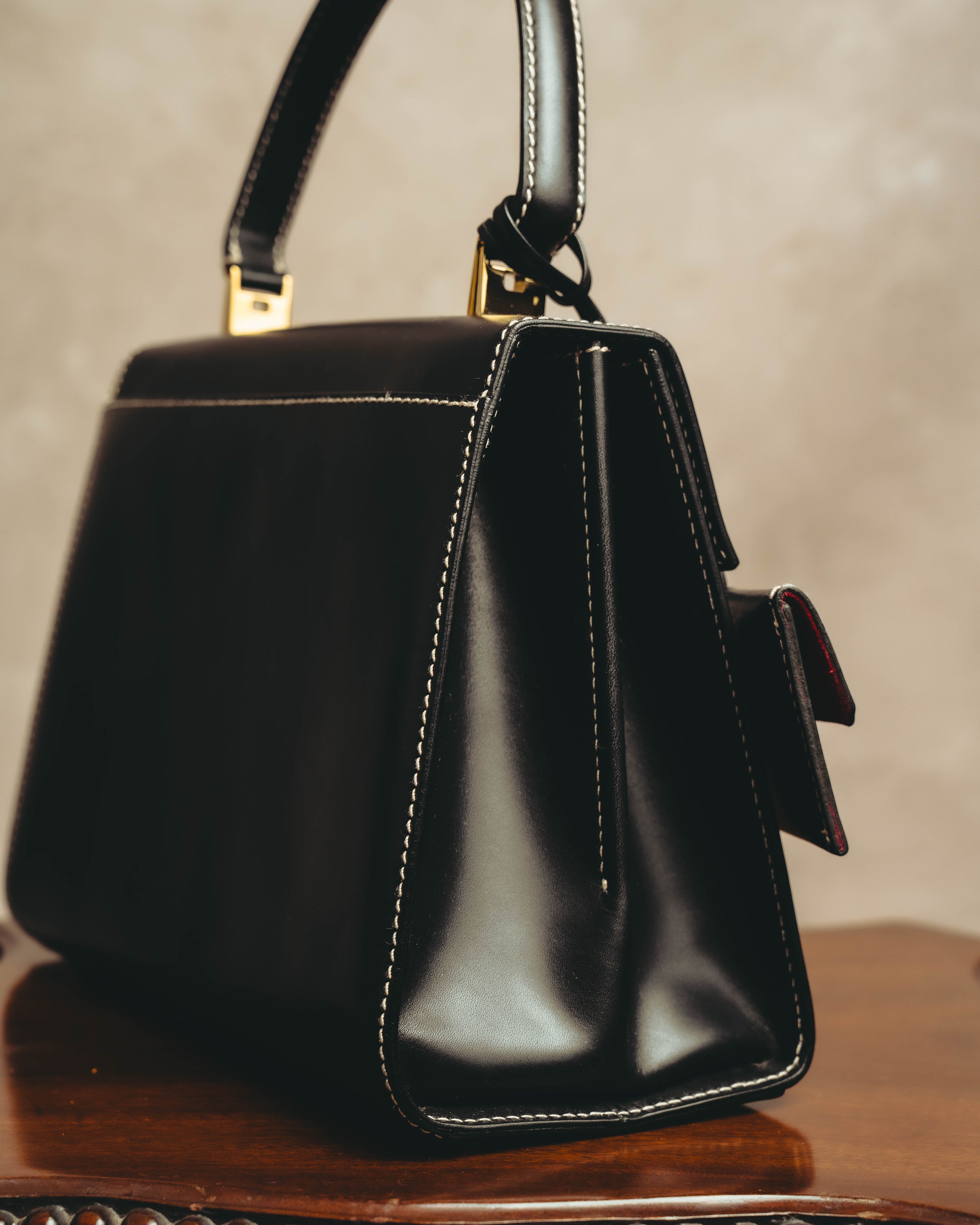 -SPECIAL- "Salvatore Ferragamo" 90's-00's Gancini contrast stitch leather handbag