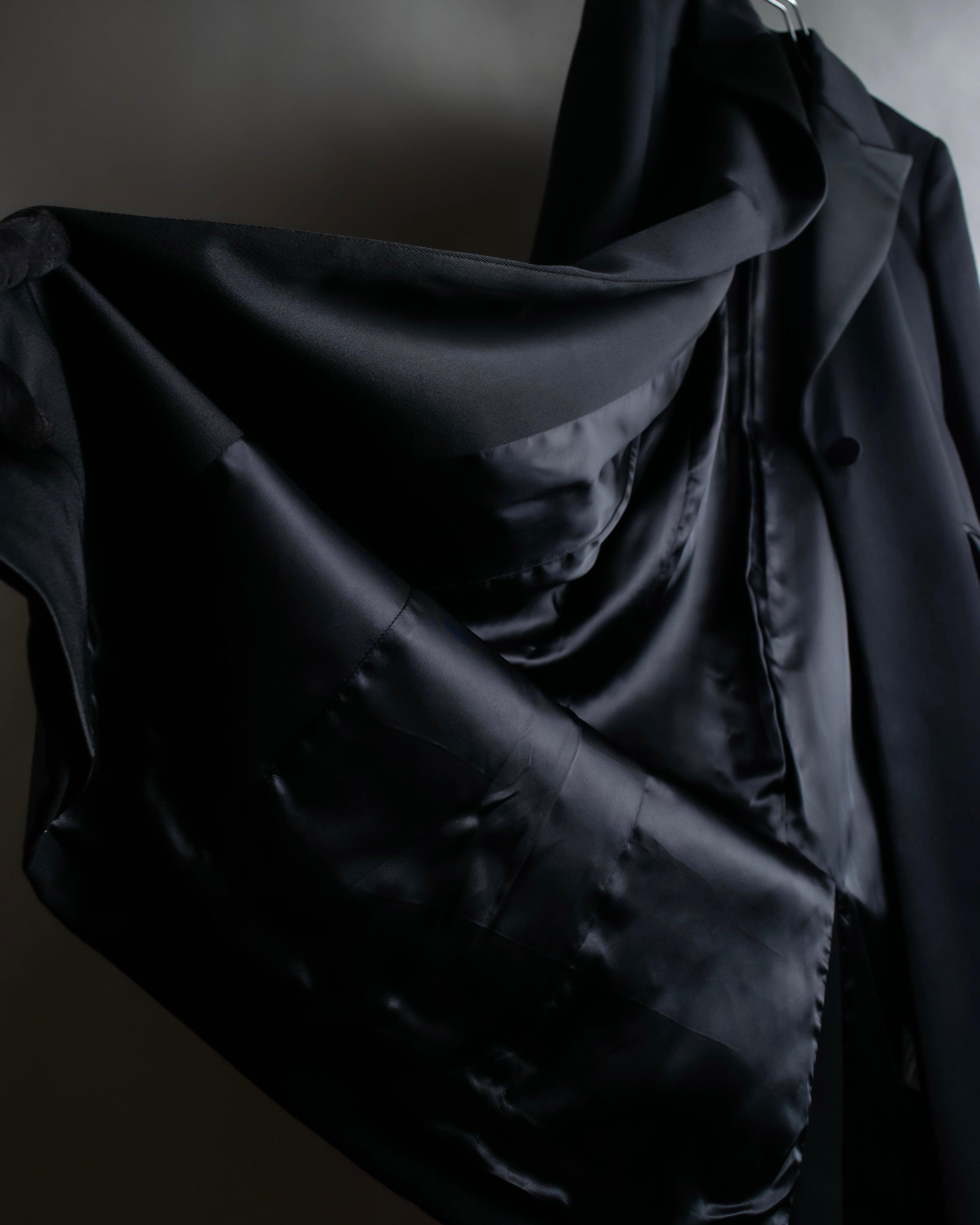 "HUGO BOSS" Satin switch lapel shaped tailored coat