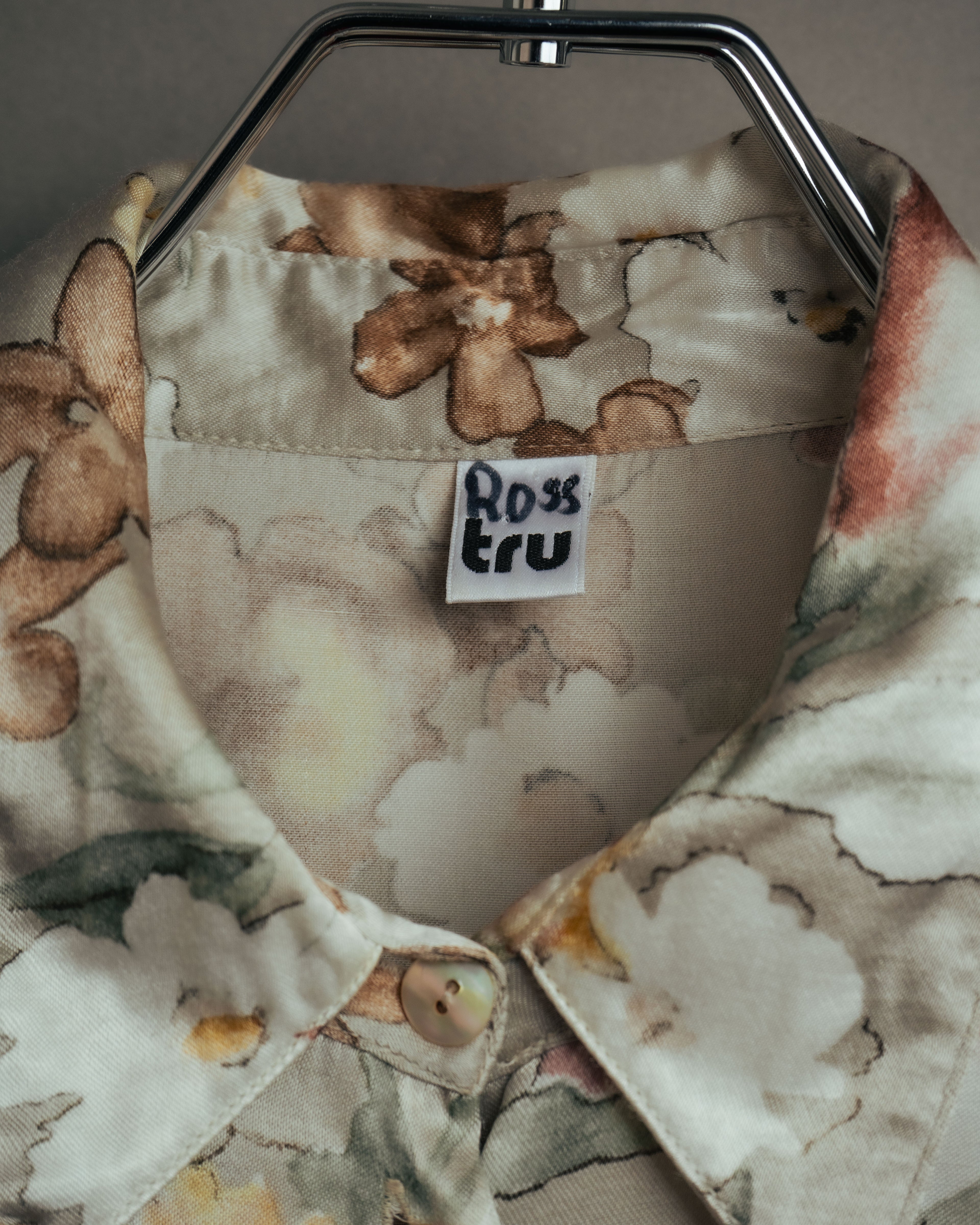 -MOOD Vintage Collections-
90’s-00’s Large floral print drape shirt