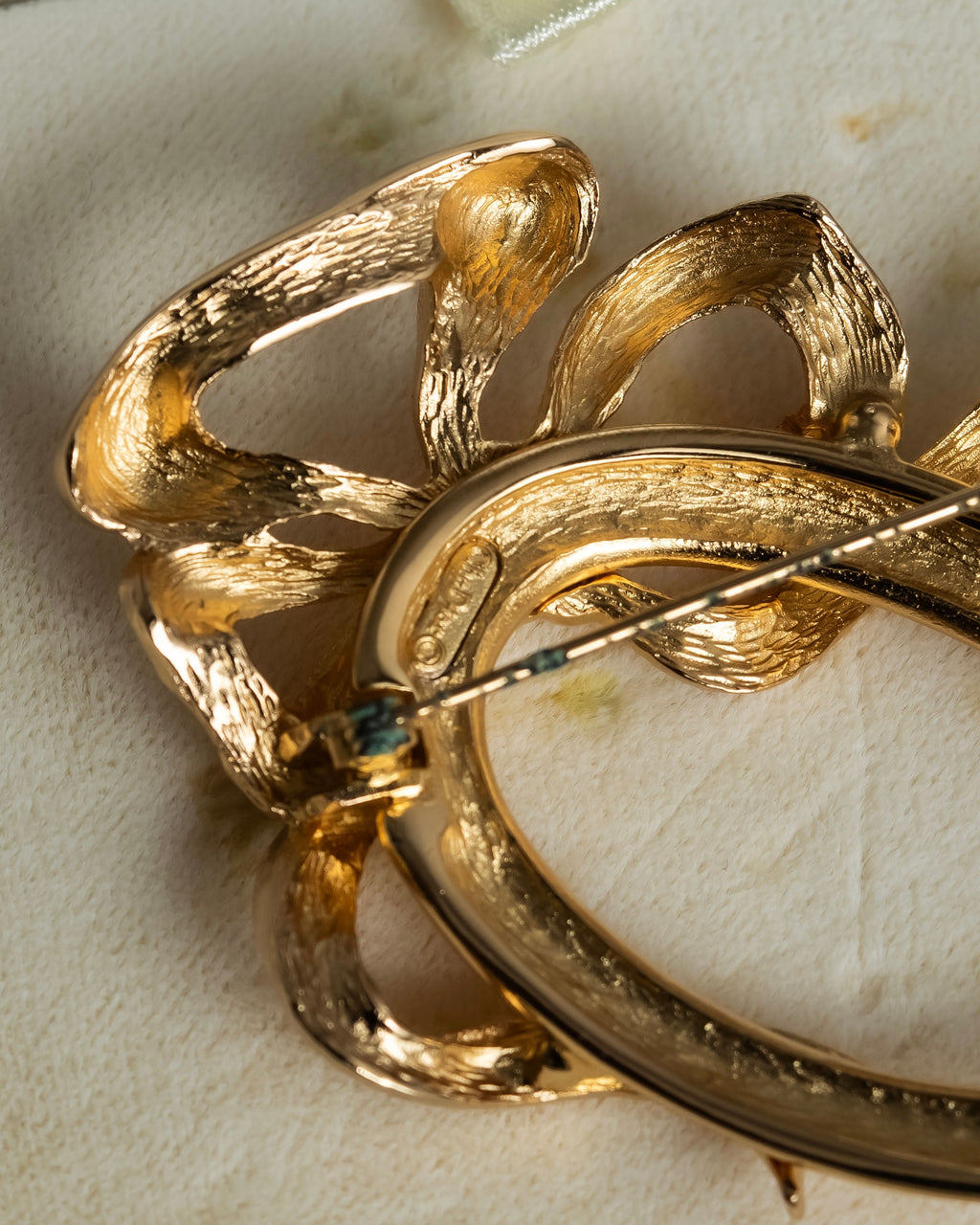"Christian Dior" Oval ribbon motif gold brooch