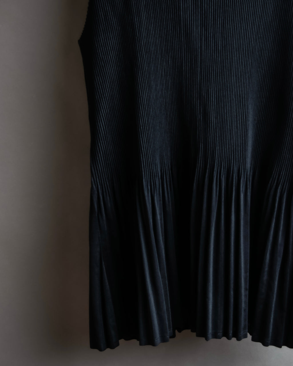 "PLEATS PLEASE ISSEY MIYAKE"
Narrow pleated sleeveless dress