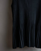 "PLEATS PLEASE ISSEY MIYAKE"
Narrow pleated sleeveless dress