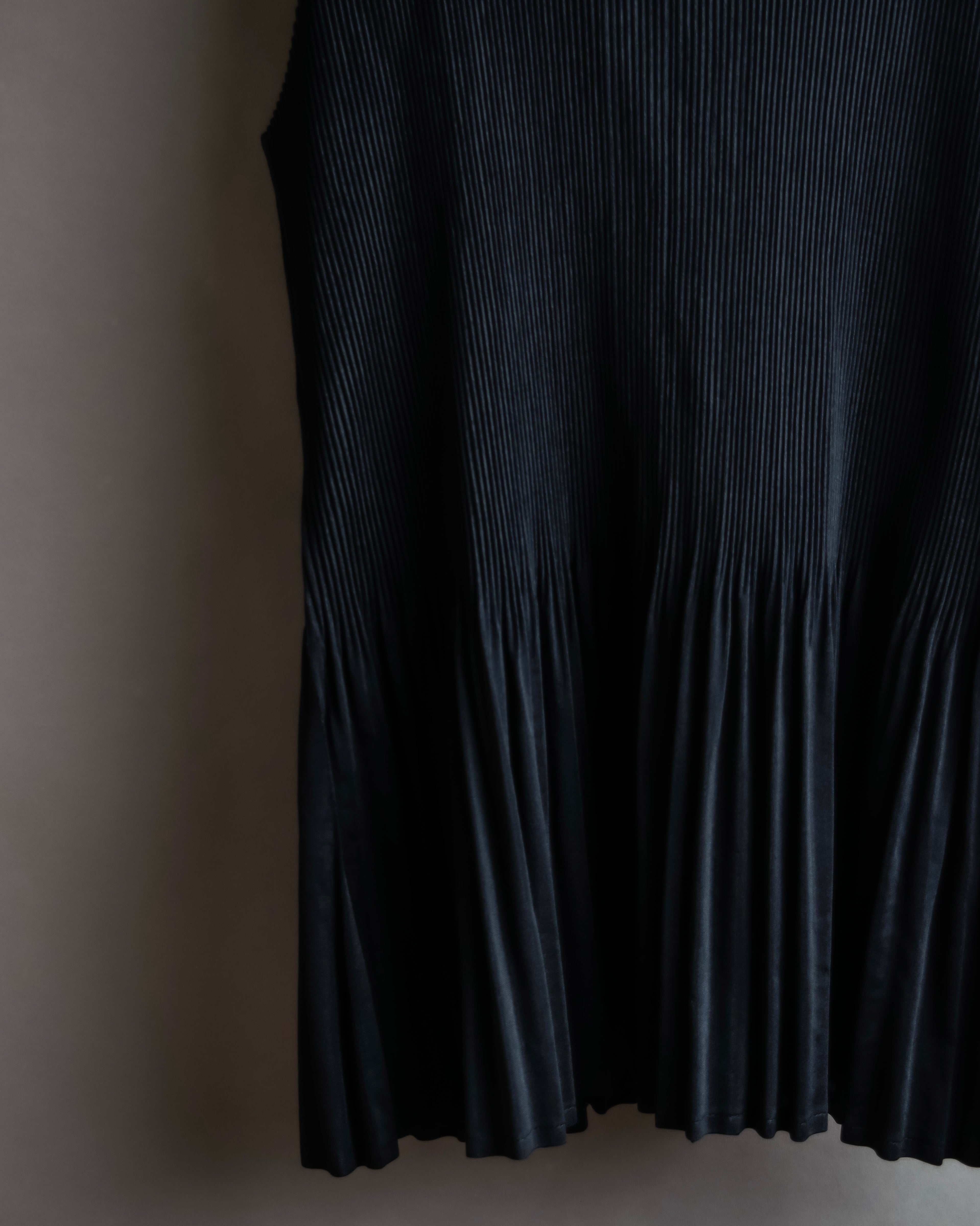 "PLEATS PLEASE ISSEY MIYAKE"
Narrow pleated sleeveless dress