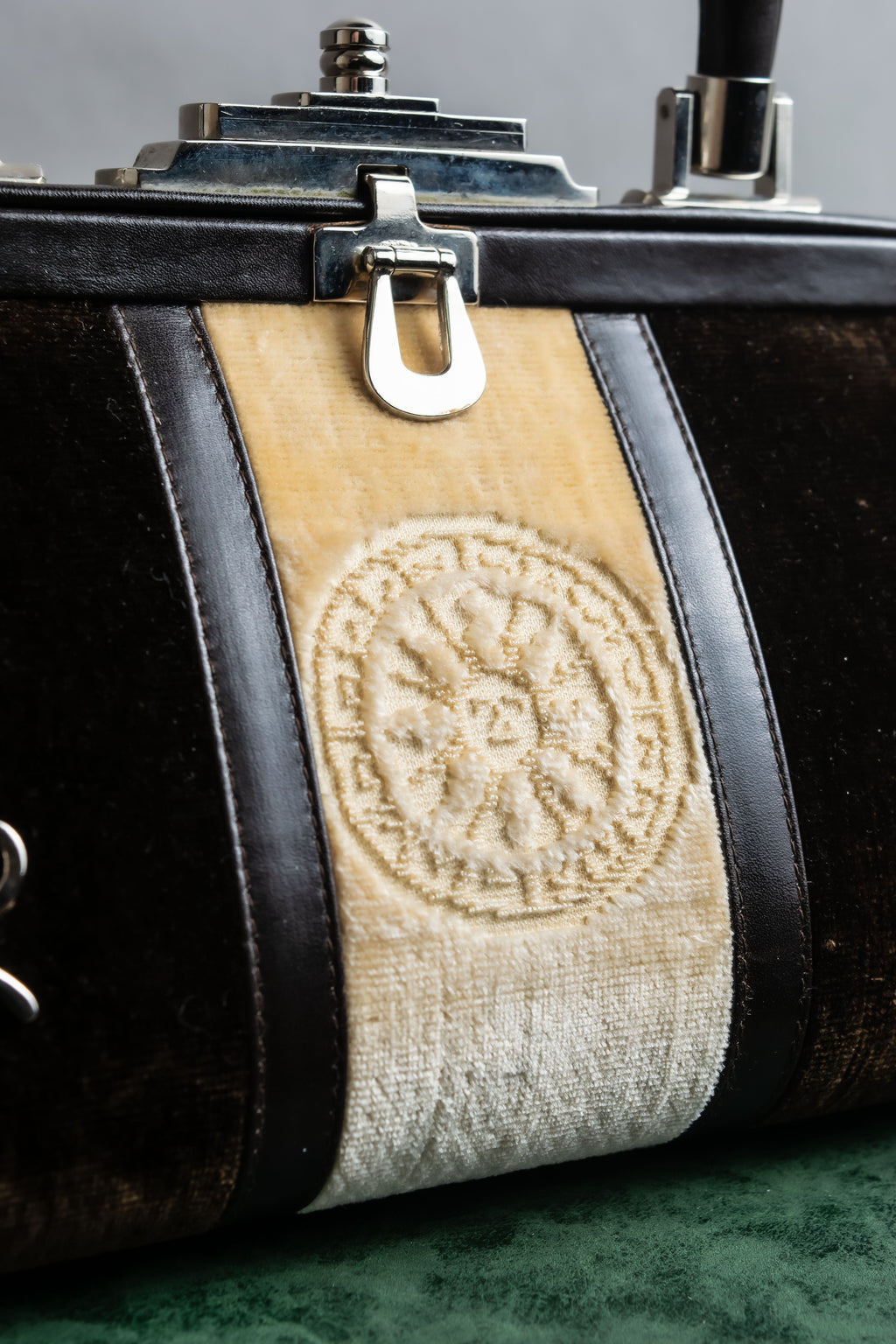 "Roberta Di Camerino"
 Velvet combination design hand bag