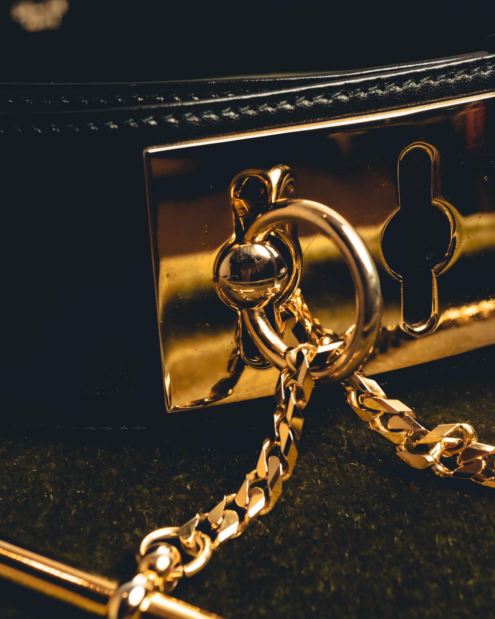 "CELINE" 18's-Glossy black chain leather belt