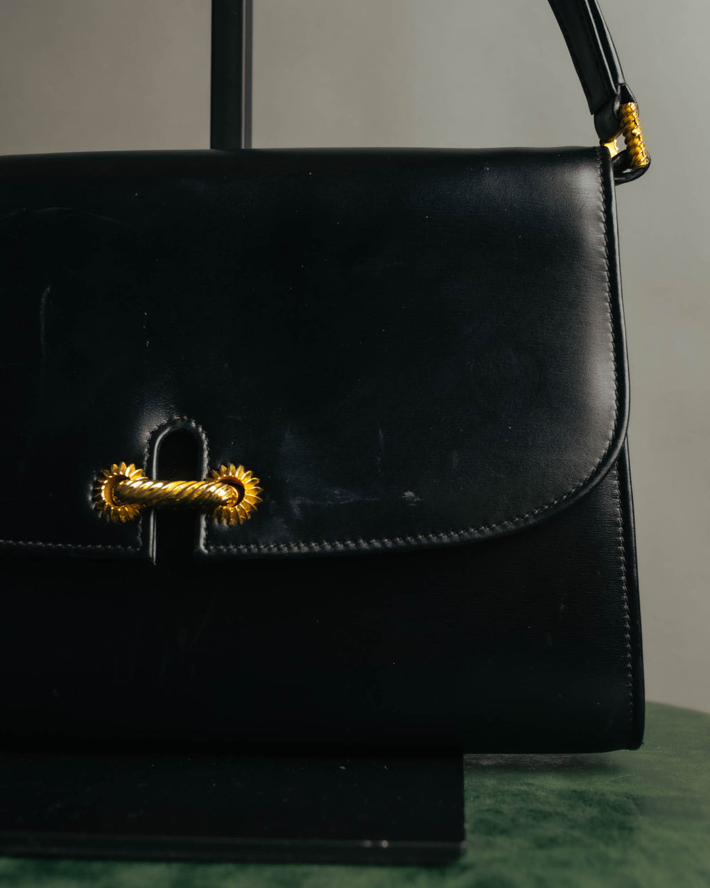 “GUCCI” 80’s-90’s Rope clasp leather shoulder bag