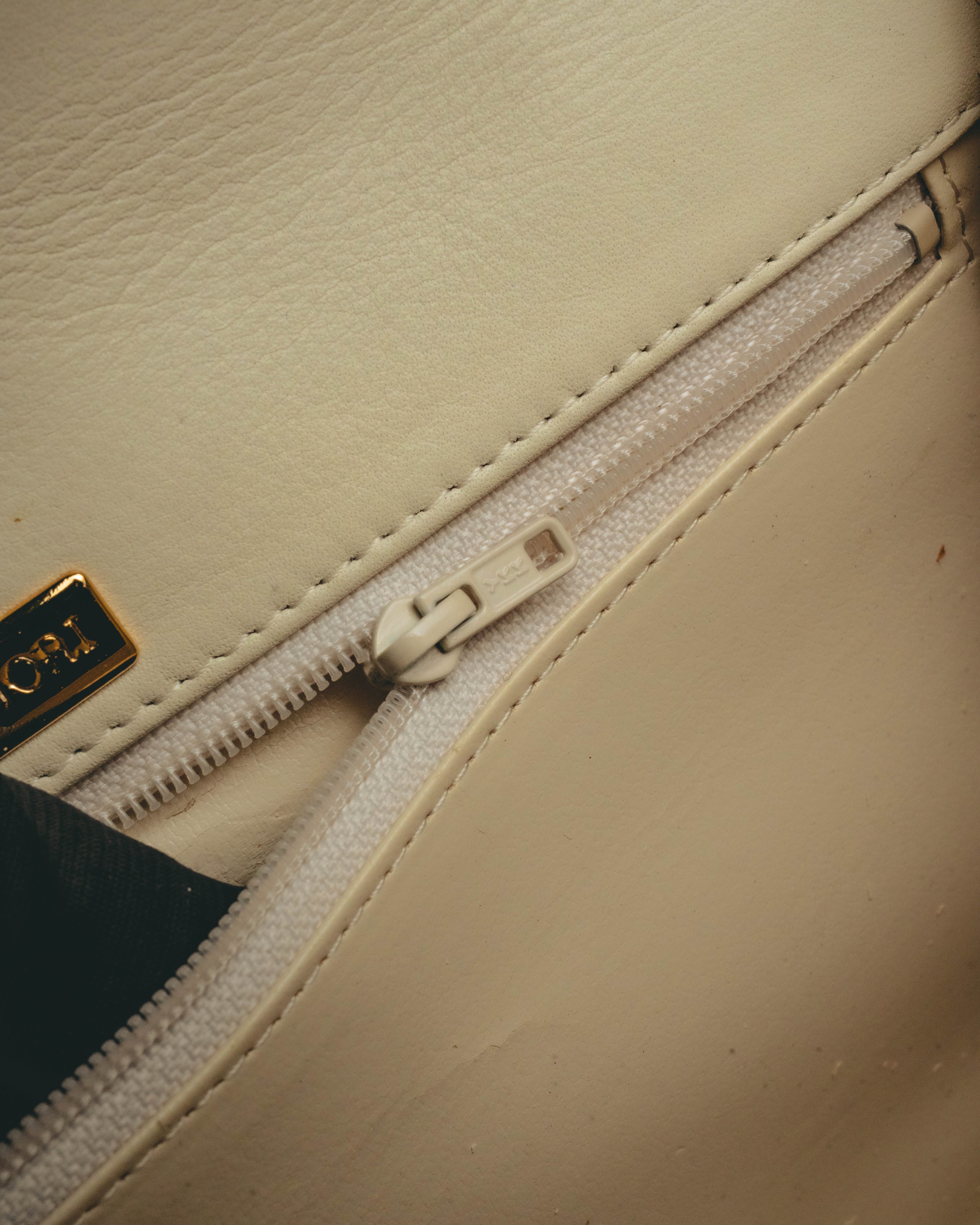 "HANAE MORI" 80's-90's Pleated butterfly clasp handbag