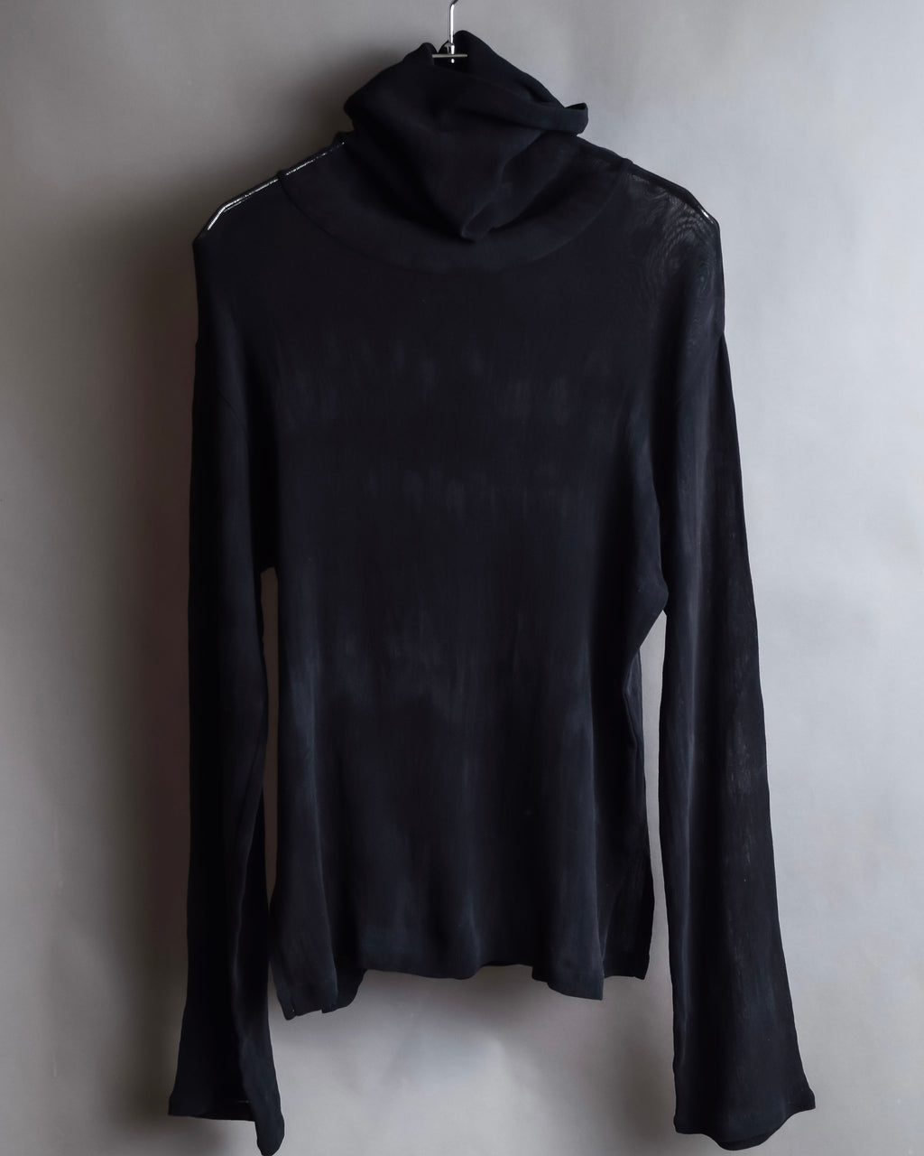 "ISSEY MIYAKE" Layered design high neck delicate knit