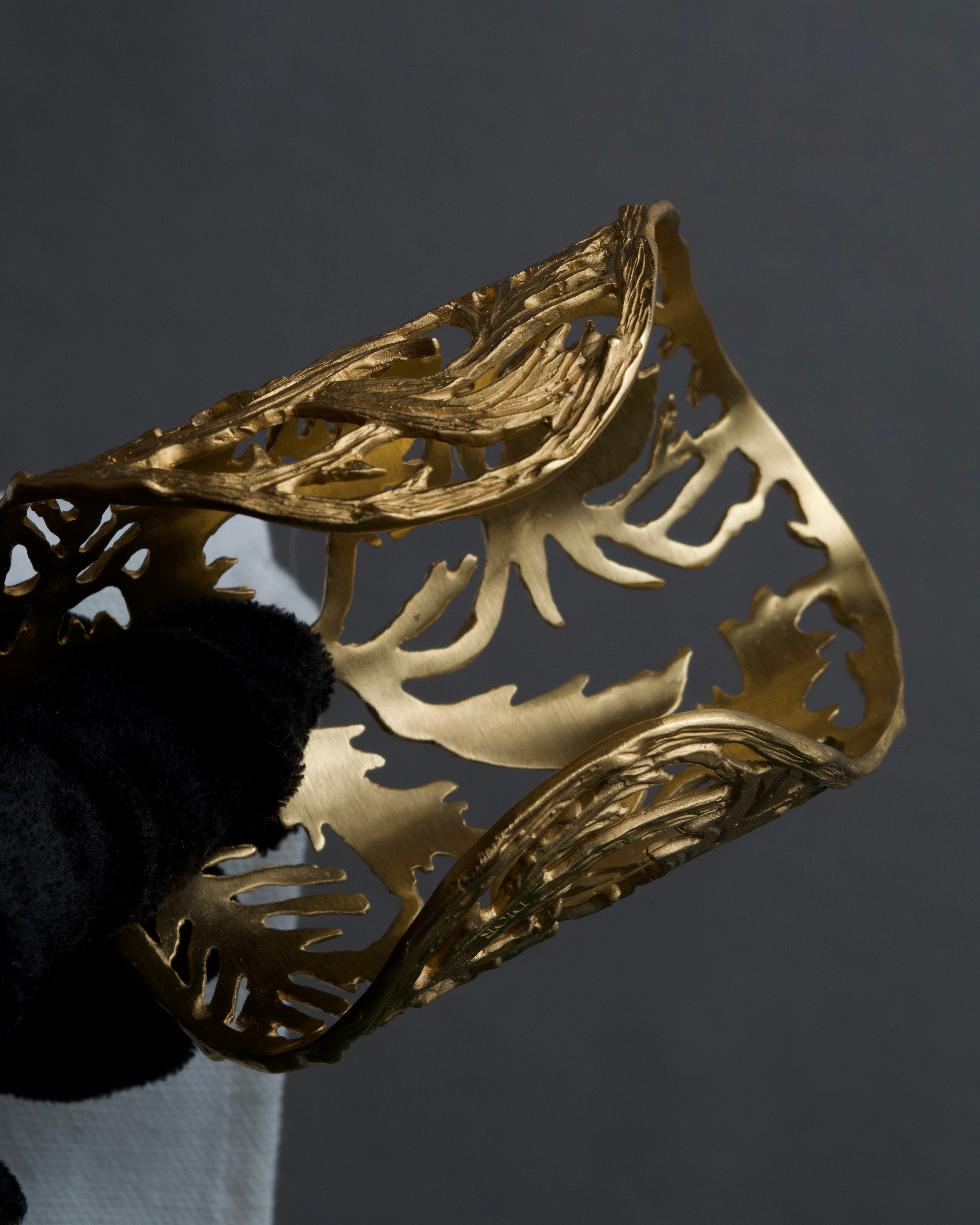 "Christian Dior" Botanical carving gold bangle
