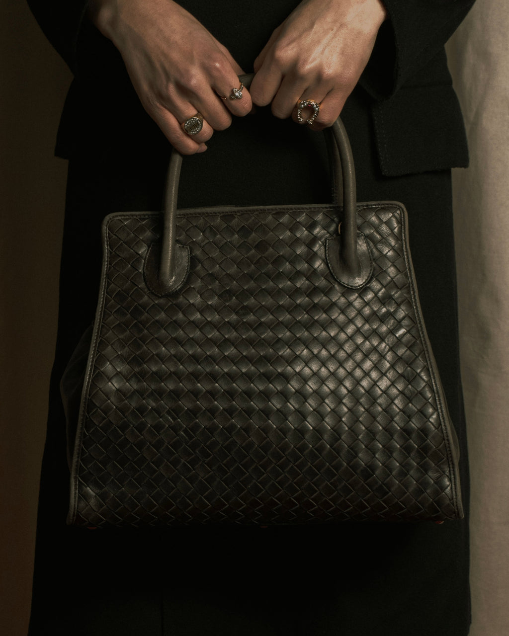 –SPECIAL– "BOTTEGA VENETA"
90’s-00’s intrecciato trapezoid handle bag