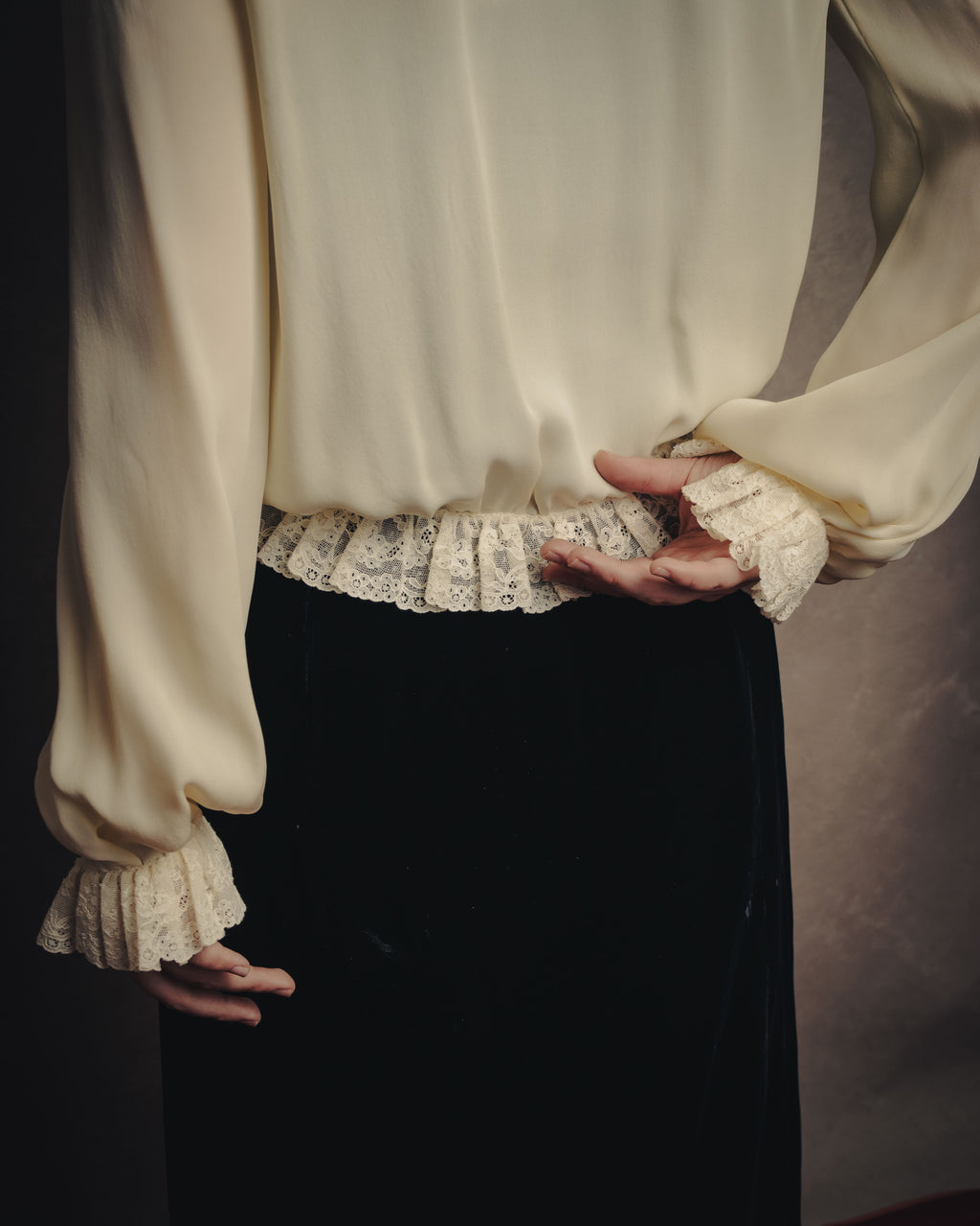 -SPECIAL- “VALENTINO” 1998-2008 Silk ruffled lace bow blouse