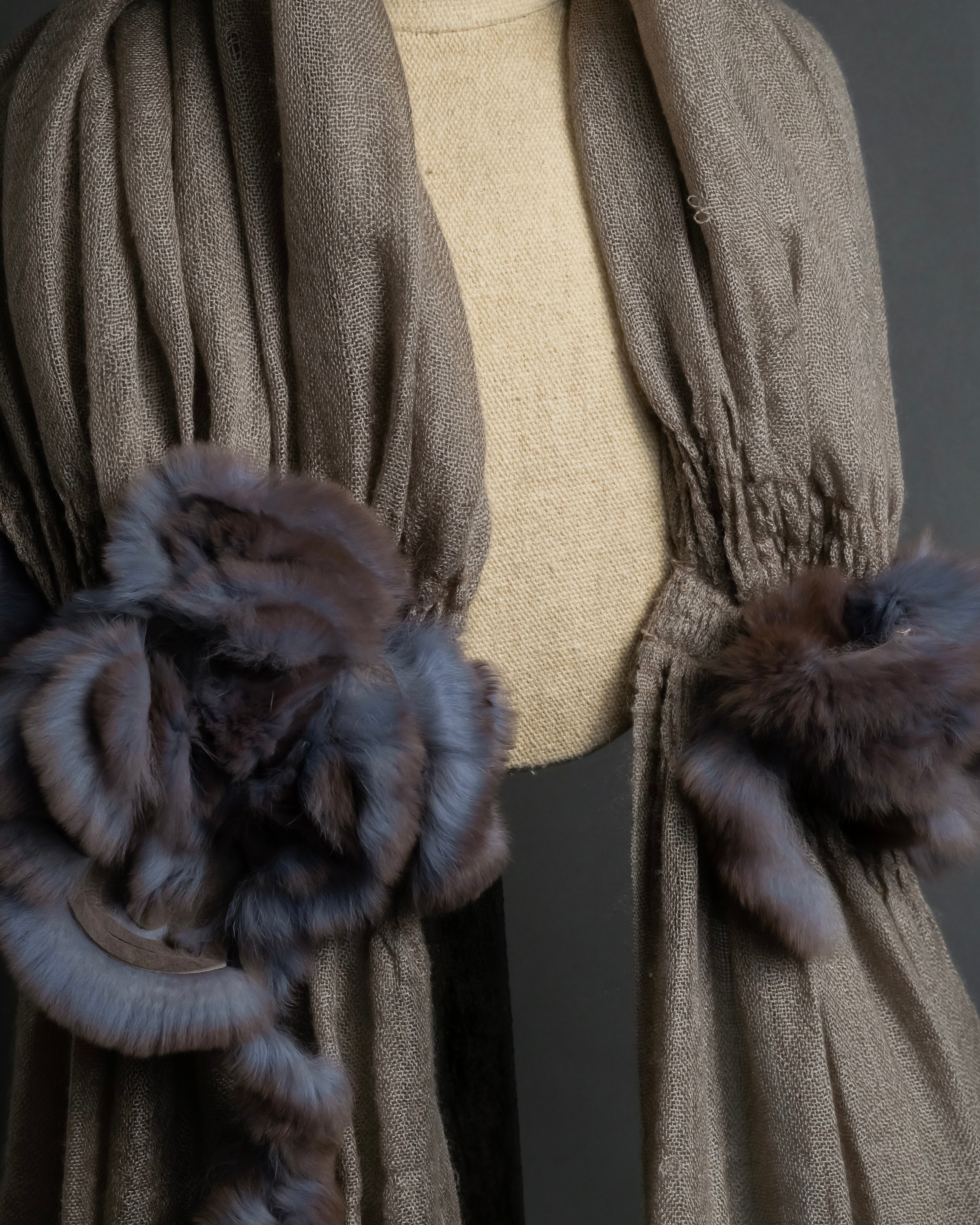 "FENDI" 04-10's Petal motif fur docking long muffler