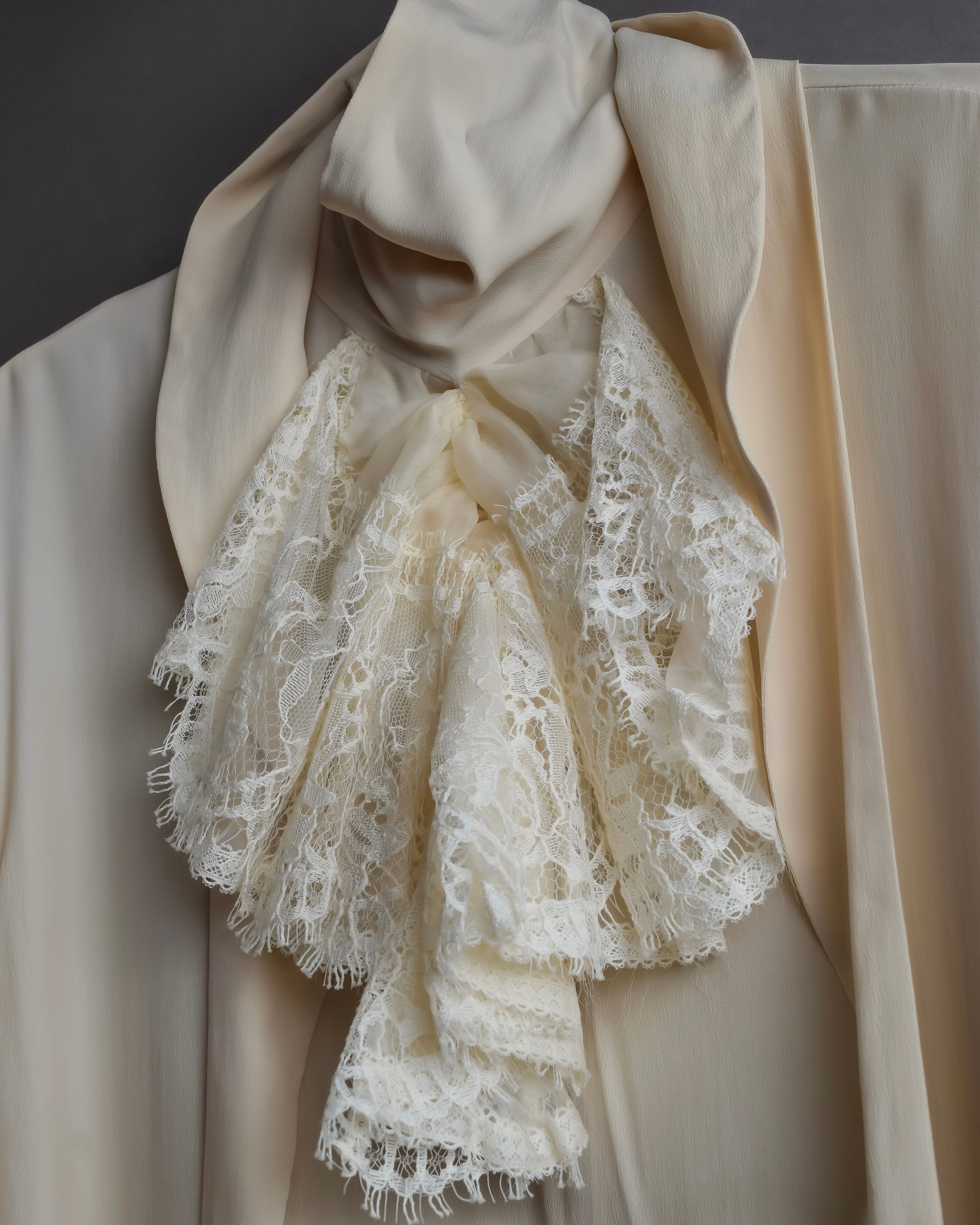 "GUCCI" Michele period frill lace silk bowtie shirt