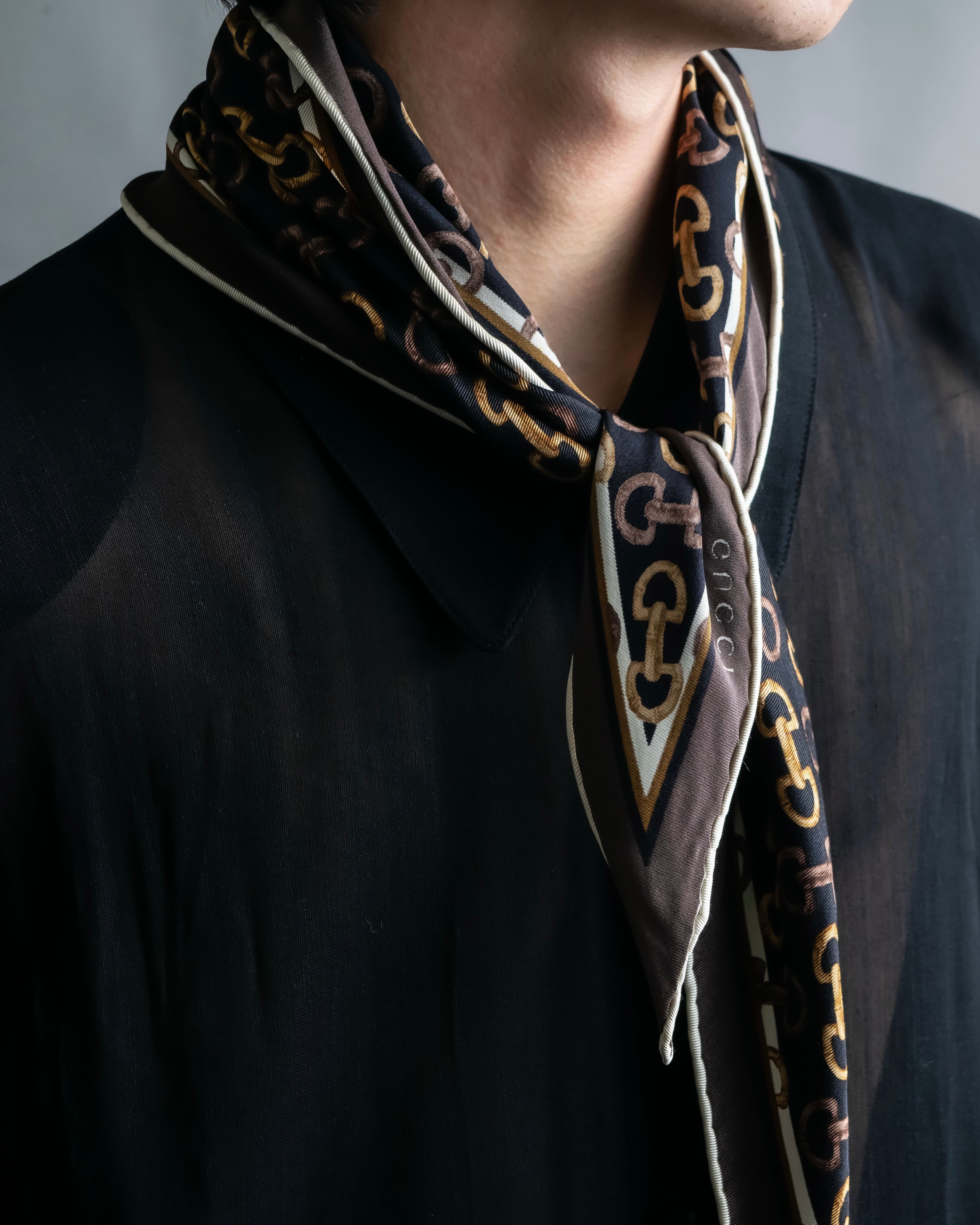 “GUCCI” Horse bit printed diamond scarf