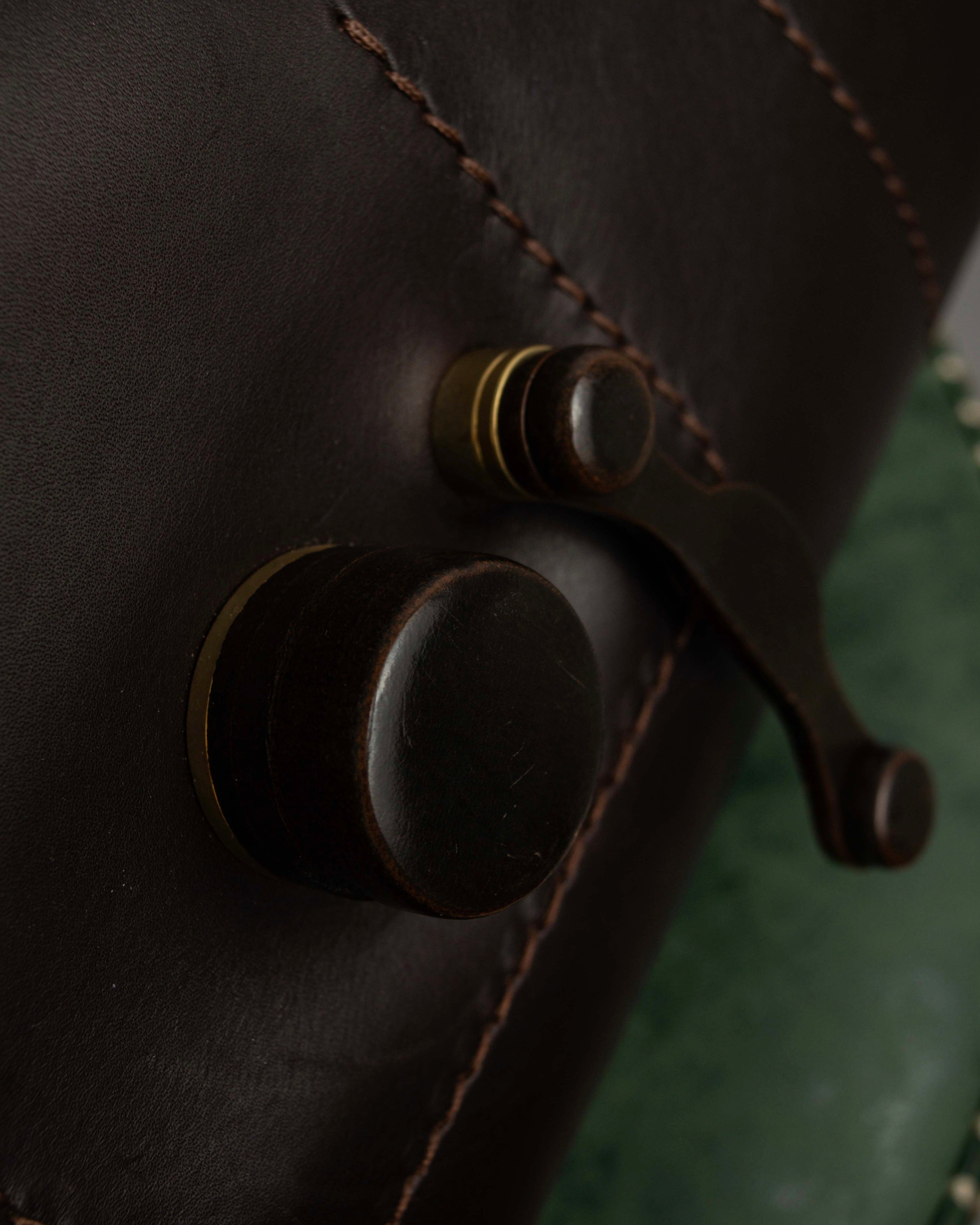 "Salvatore Ferragamo" Swivel crisp closure design leather one-handle bag