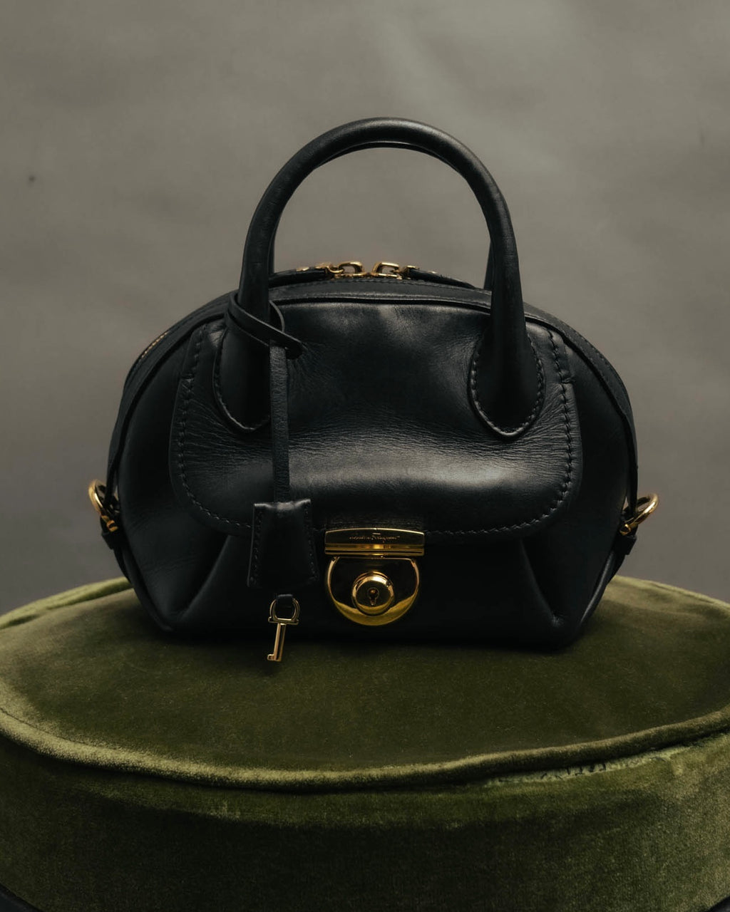 –SPECIAL– “Salvatore Ferragamo“ 00’s-10’s Black leather dome handbag