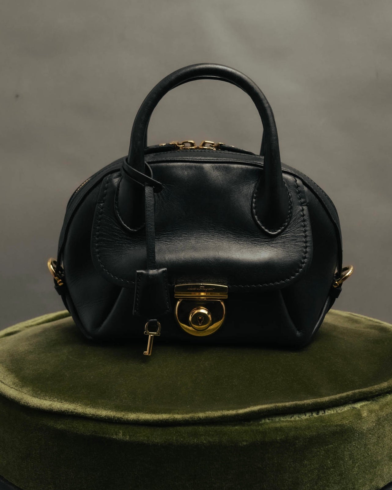 –SPECIAL– “Salvatore Ferragamo“ 00’s-10’s Black leather dome handbag