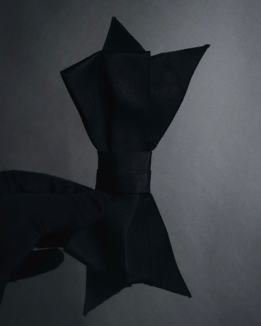 "CHANEL" 90’s black satin and grosgrain ribbon brooch