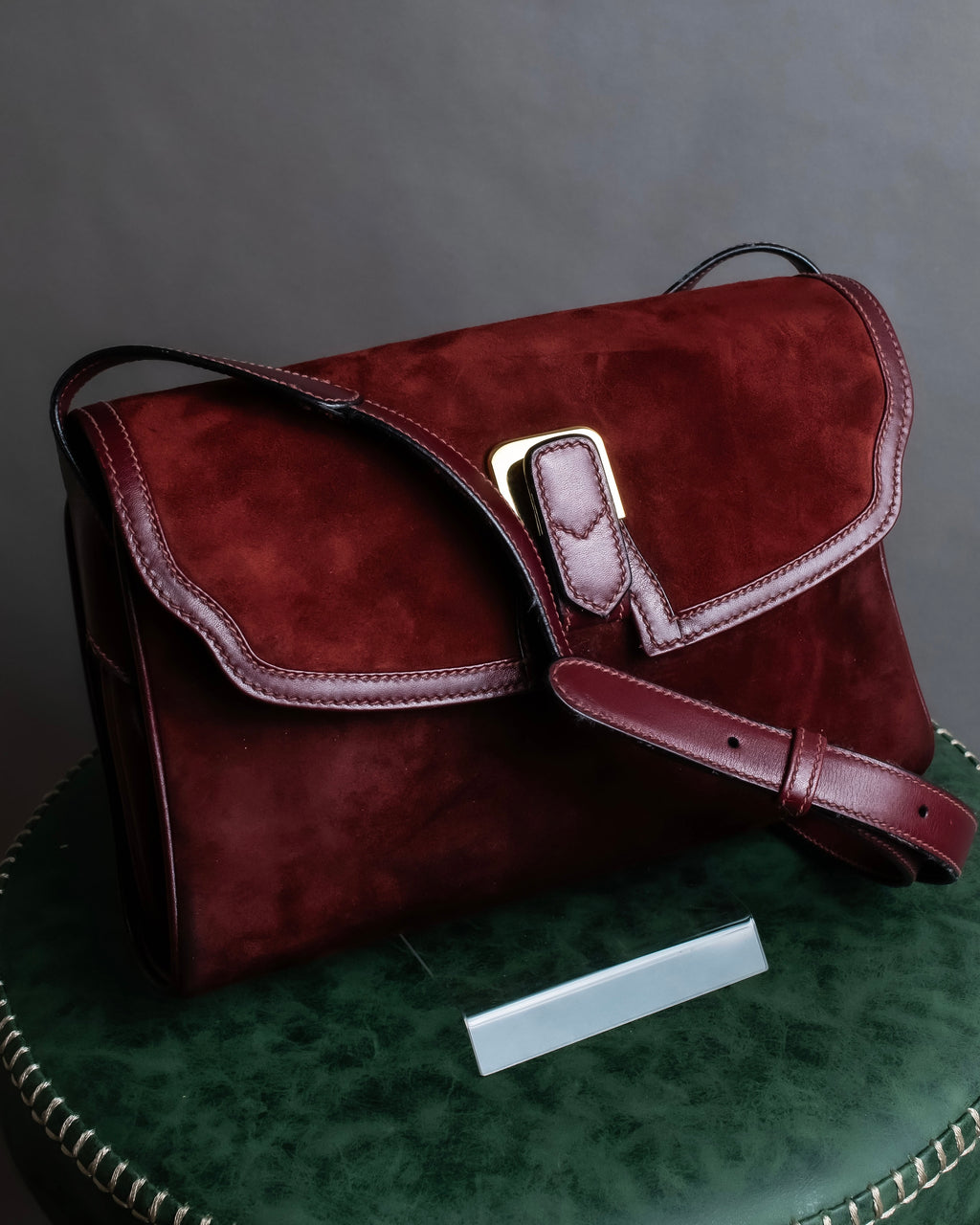 "GUCCI" Aristocratic crest charm suede shoulder bag