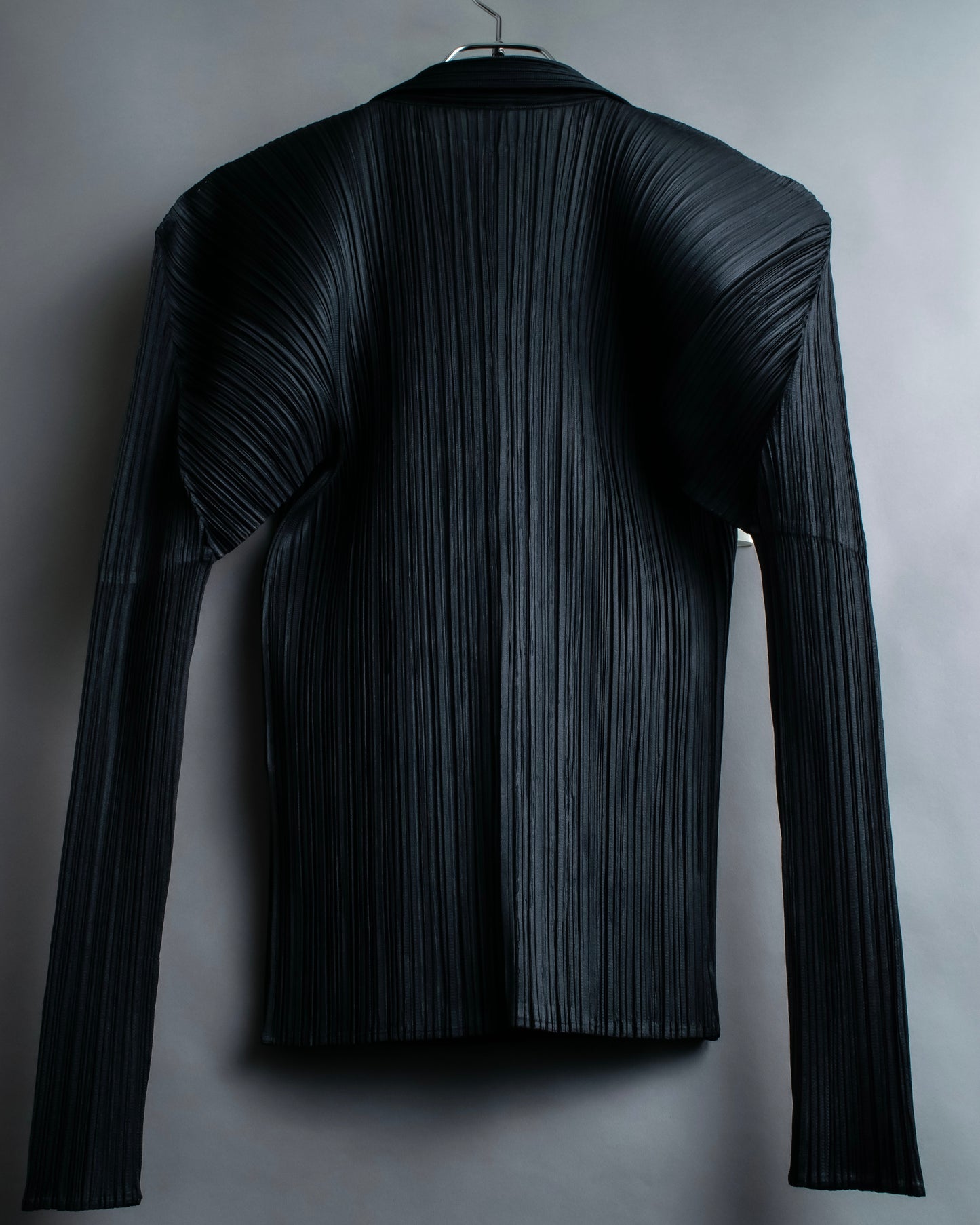 "PLEATS PLEASE ISSEY MIYAKE"
Features sleeve open collar blouse