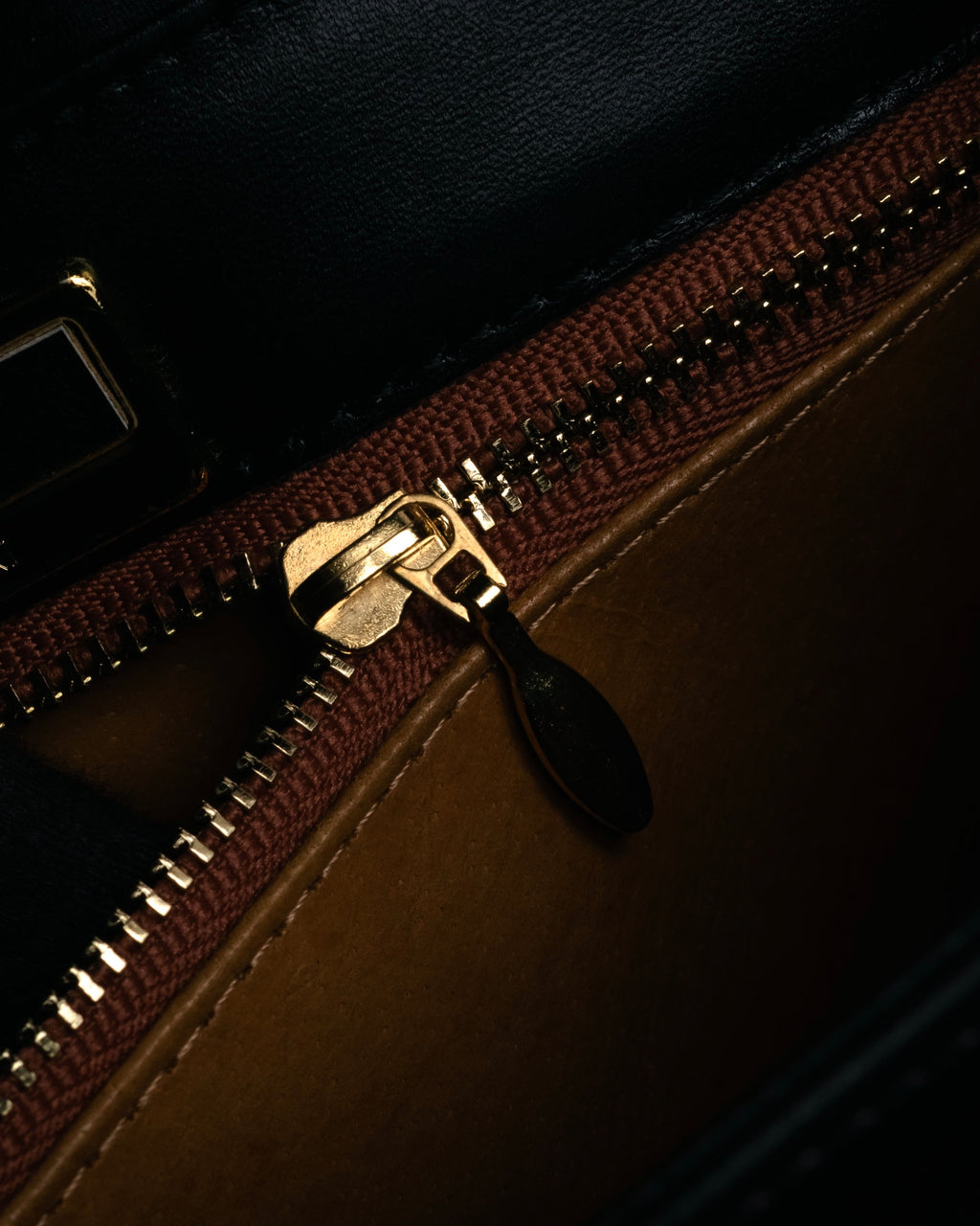 “VALENTINO GARAVANI” 80’s-90’s V clasp top handle bag