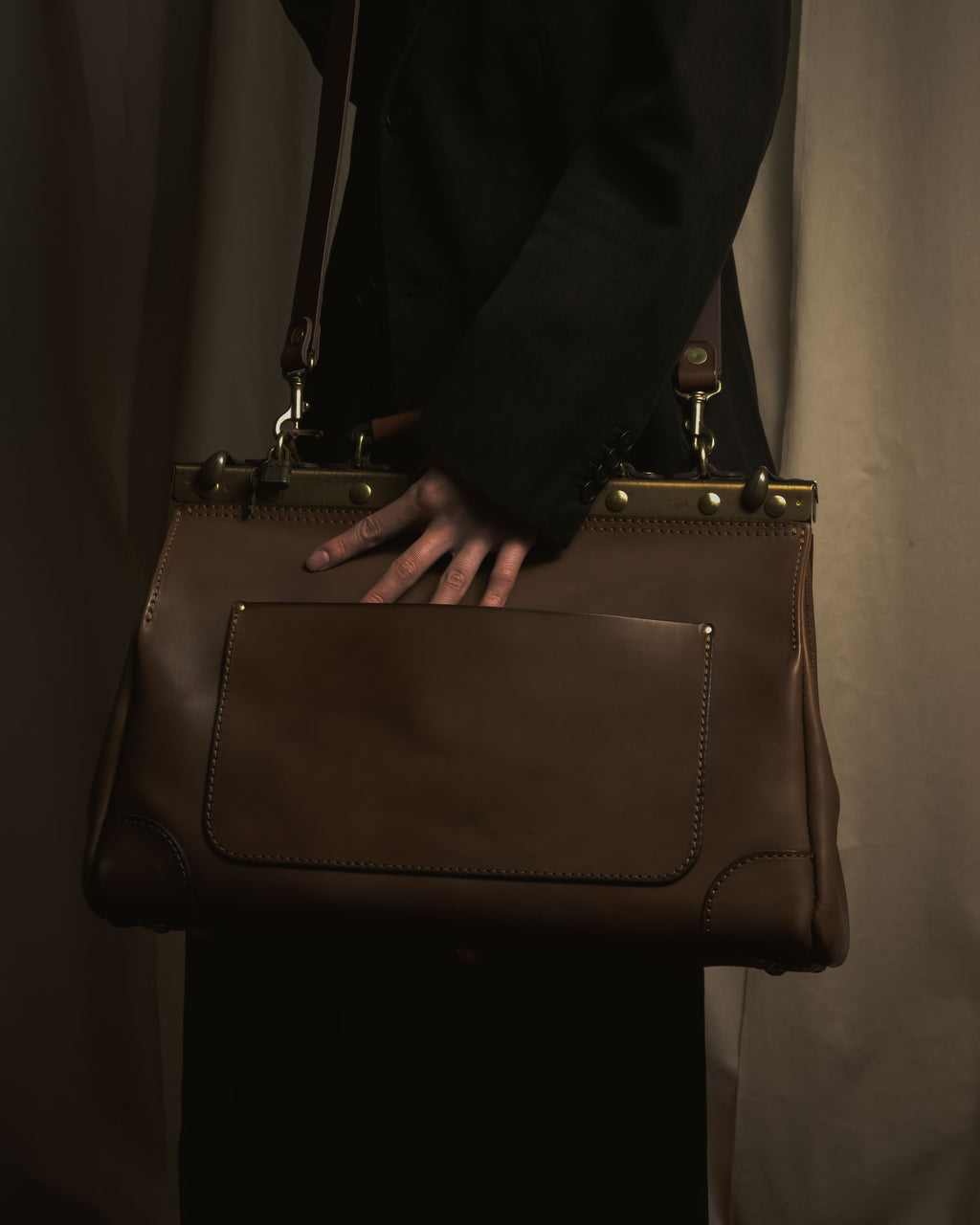 “HERZ” 2010年代-20年代 原创拿铁色皮革框架医生包