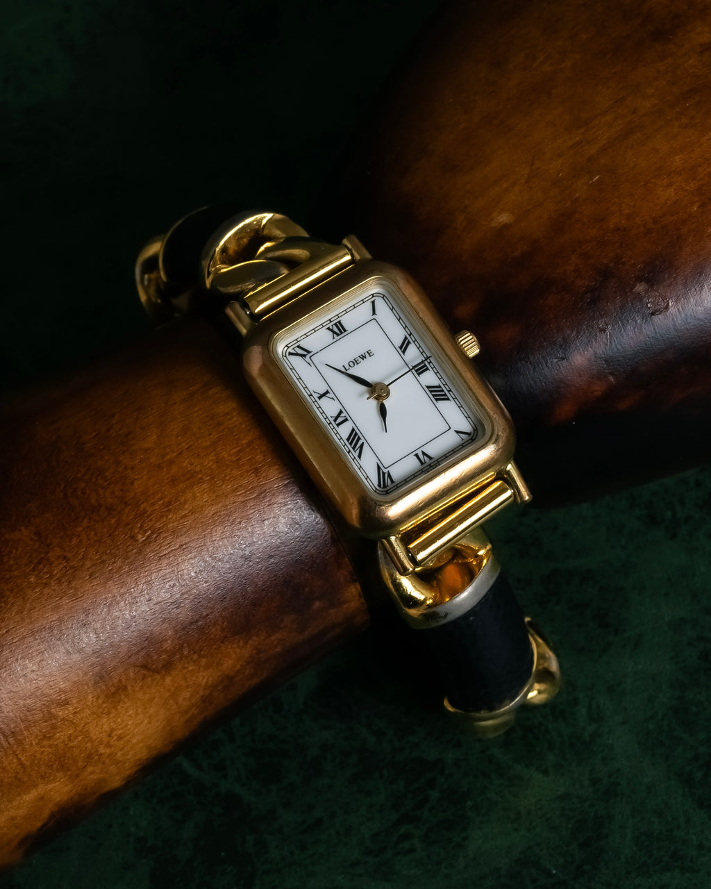 "LOEWE" 90's Square forum relief design watch