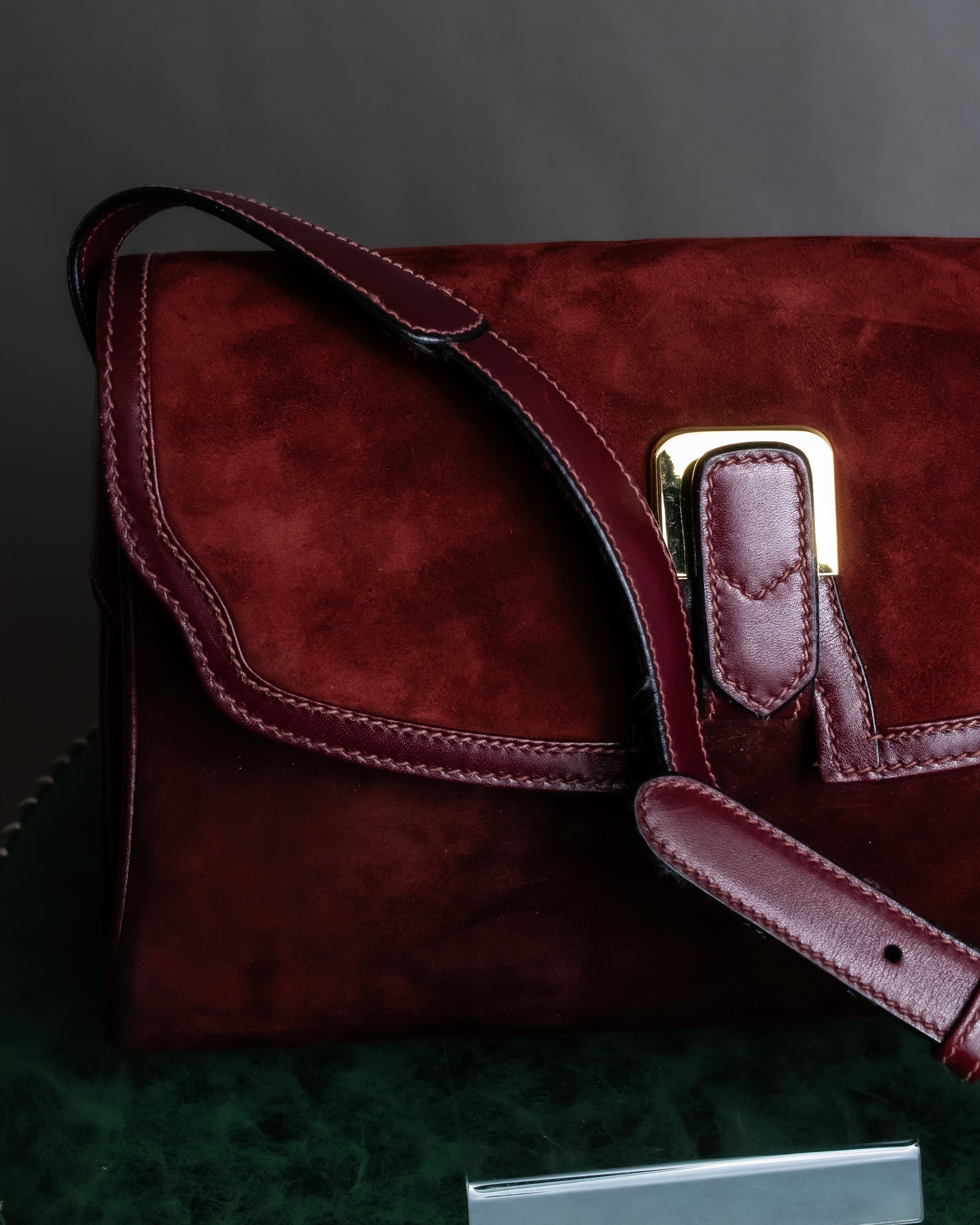 "GUCCI" Aristocratic crest charm suede shoulder bag