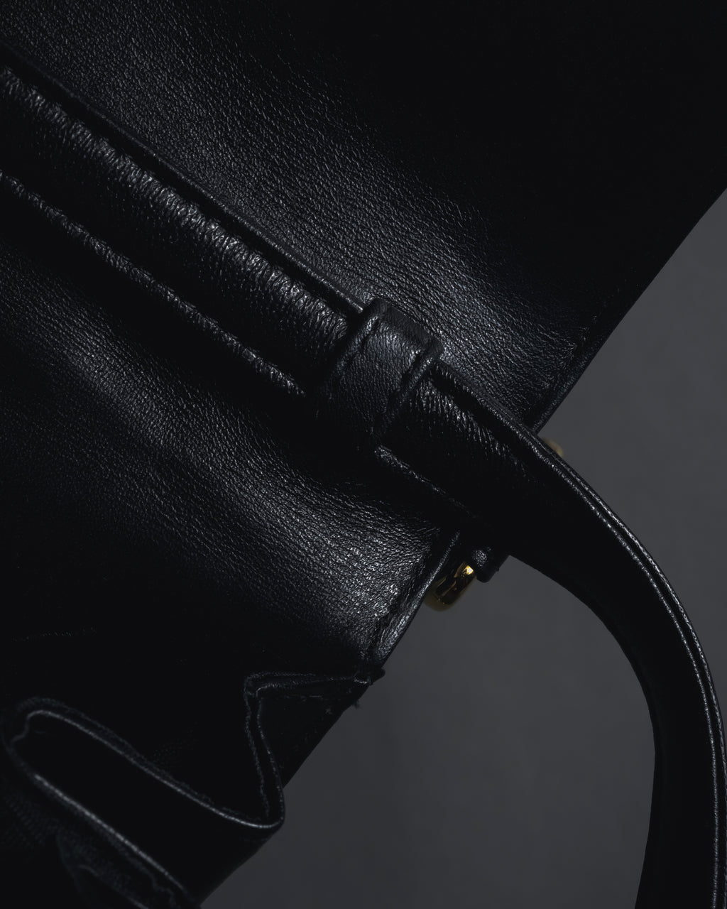 -SPECIAL- "VALENTINO GARAVANI" 90’s-00’s V corner hardware leather top handle bag