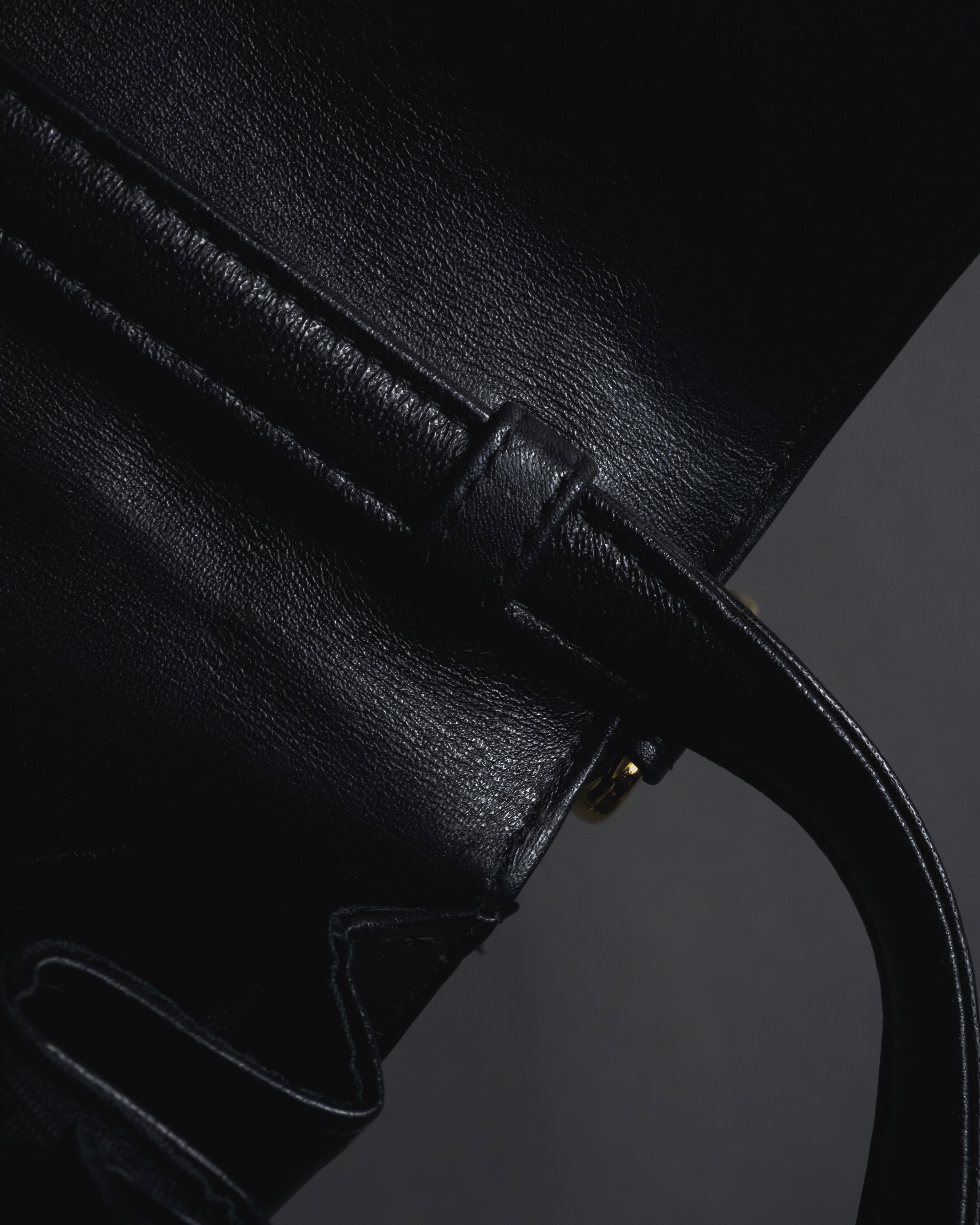 -SPECIAL- "VALENTINO GARAVANI" 90’s-00’s V corner hardware leather top handle bag