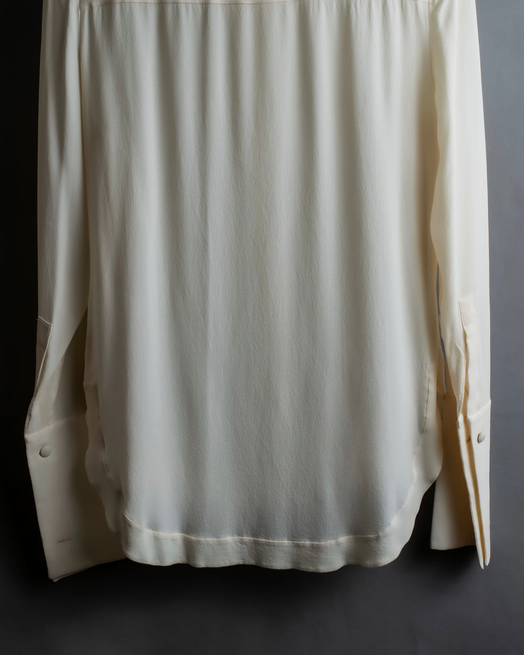 Camisa de seda con bordado en forma de logotipo "Alexandar McQueen" sin cuello