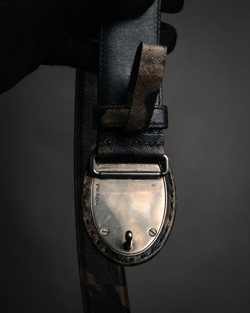 “PRADA” 2010’s Saffiano camouflage relief logo buckle
leather belt