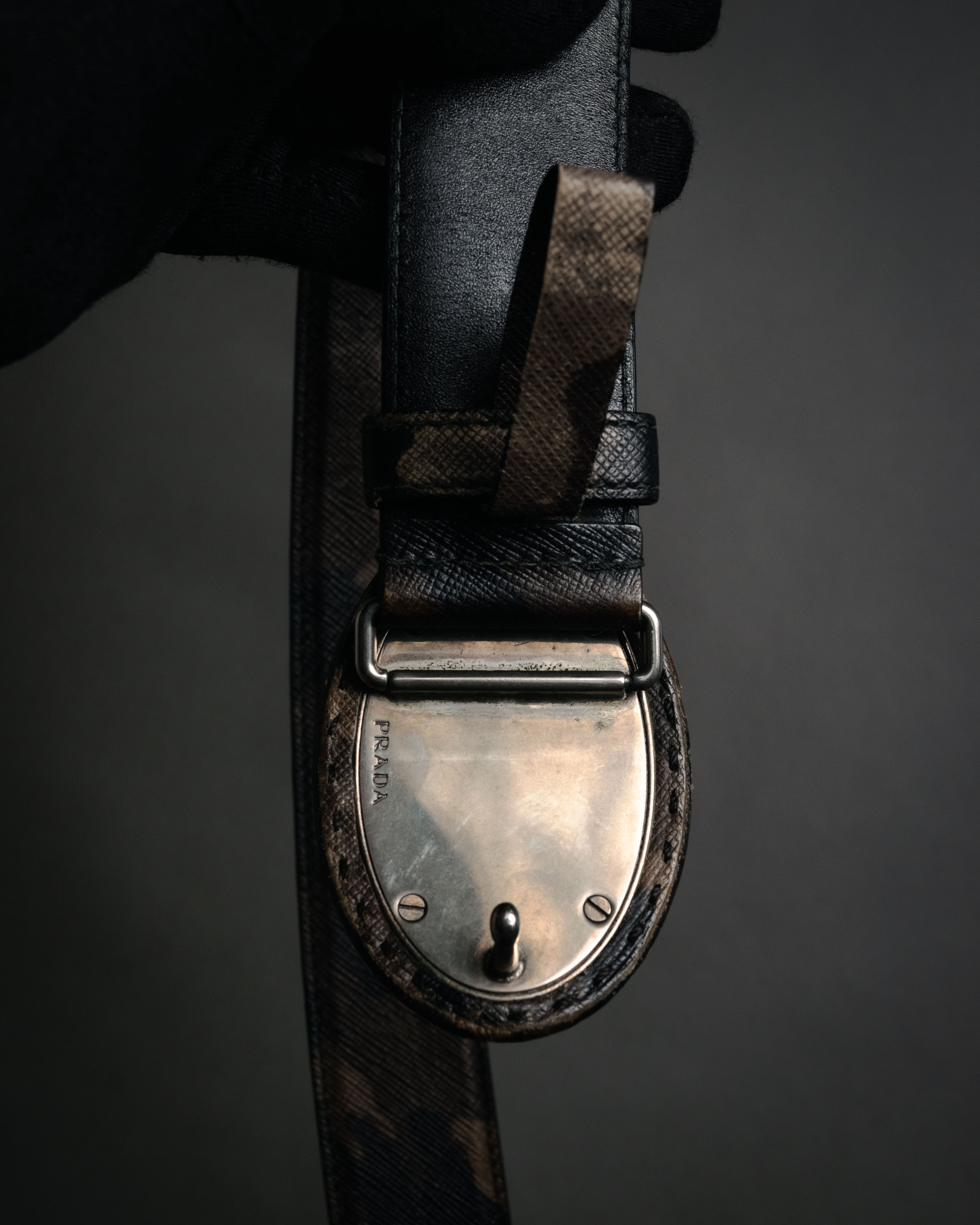“PRADA” 2010’s Saffiano camouflage relief logo buckle
leather belt