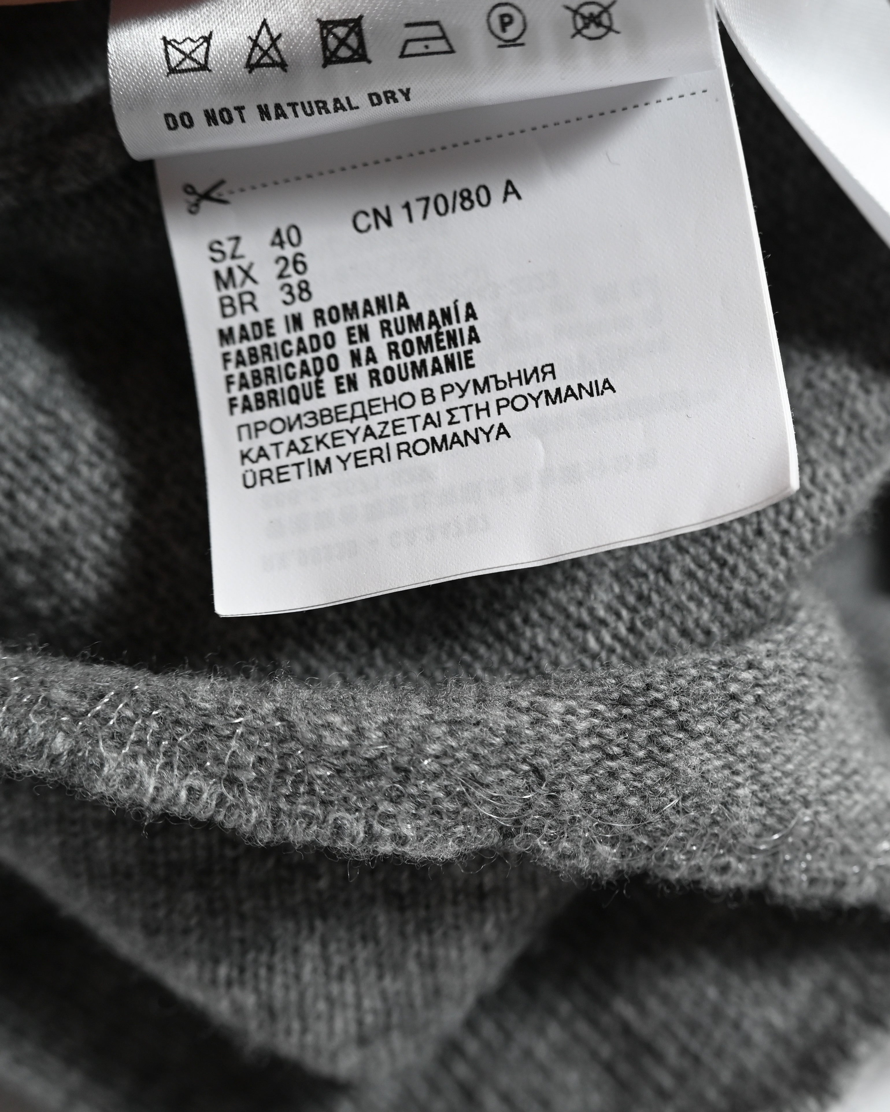 MIU MIU
/ Back Logo Cut Off Short Knit Sweater Gray