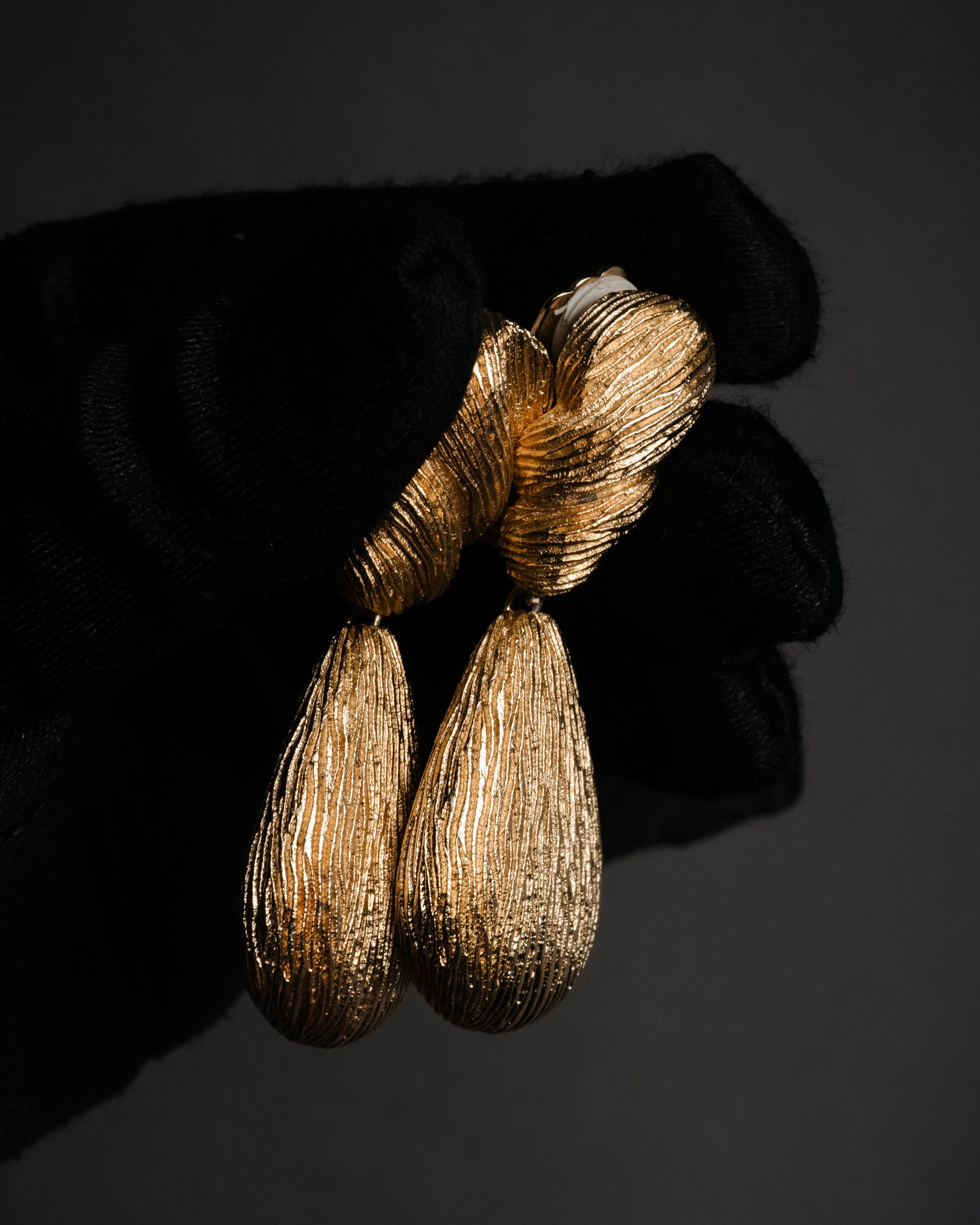 "Christian Dior" 70’s-80’s bark texture drop clip earrings
