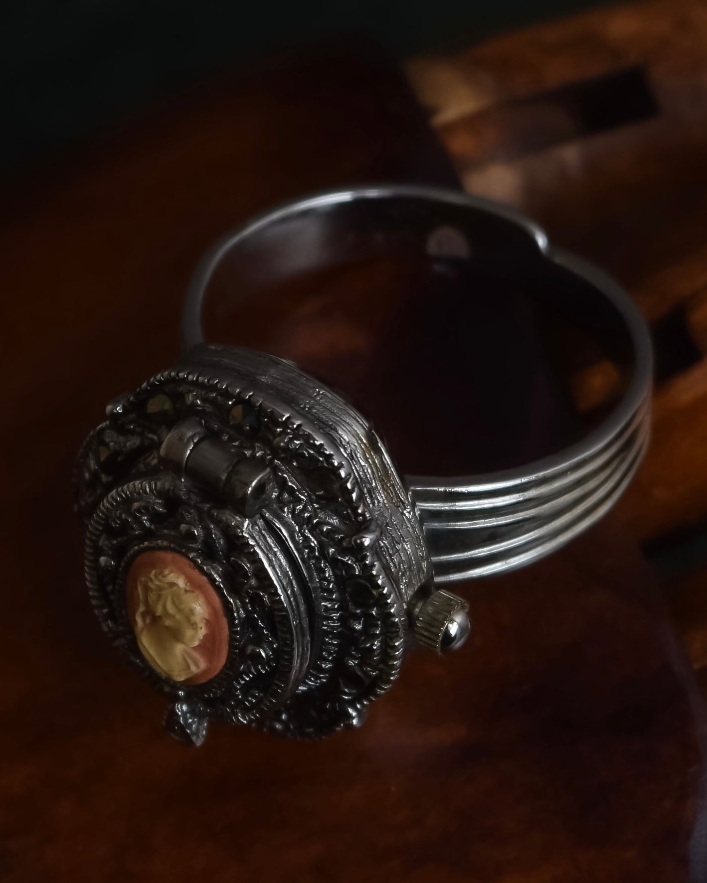 "Victorian cameo locket ring watch"