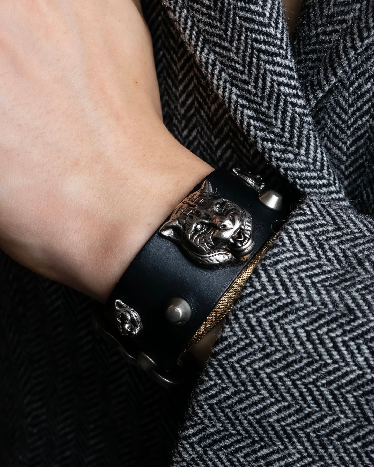 "GUCCI" Cat head motif stud design leather bracelet