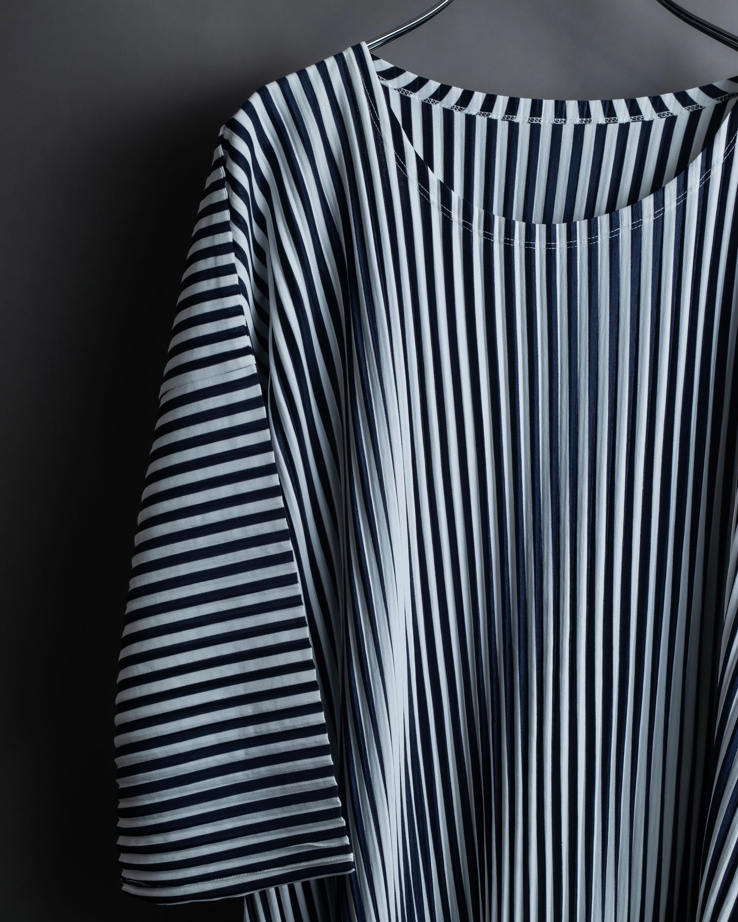 "PLEATS PLEASE ISSEY MIYAKE" Monotone color pleated oversized tops