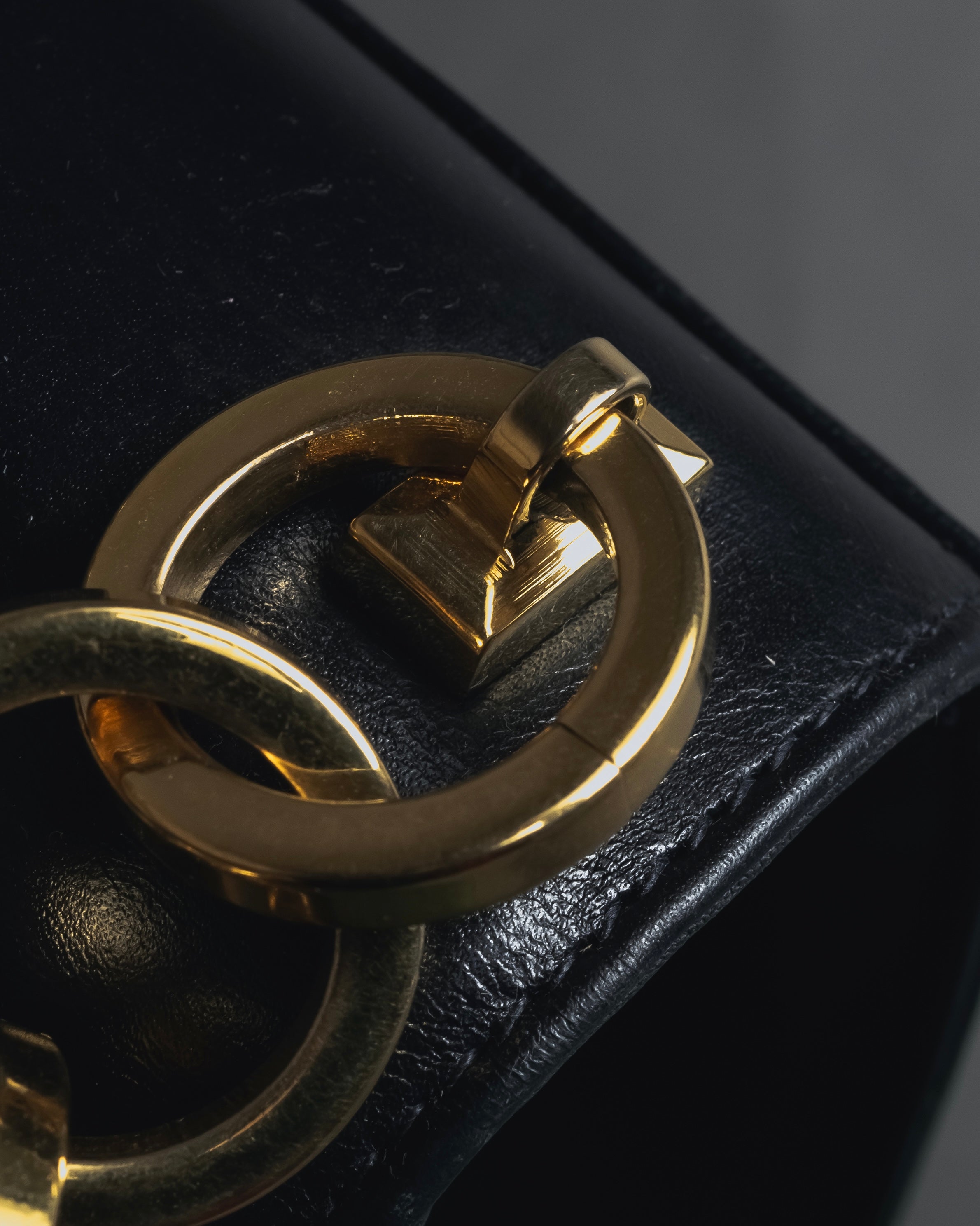 "Salvatore Ferragamo" 90’s Jewelry gold chain design leather bag